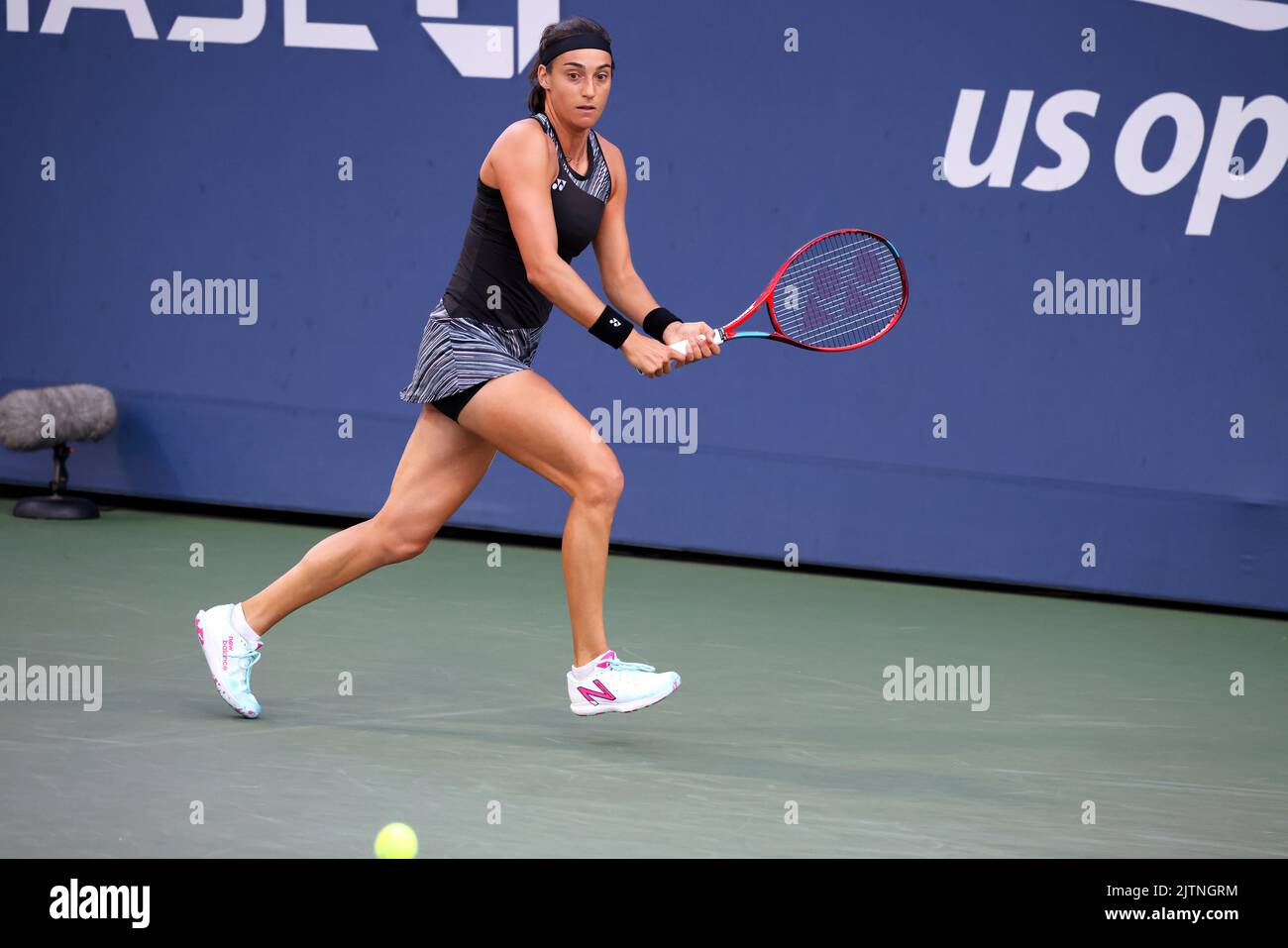 US-ÖFFNUNGSZEITEN - TAG 2, Flushing Meadows, New York, USA. 30. August 2022. Caroline Garcia aus Frankreich während ihres zweiten Spiels gegen Anna Calinskaya aus Russland Credit: Adam Stoltman/Alamy Live News Stockfoto