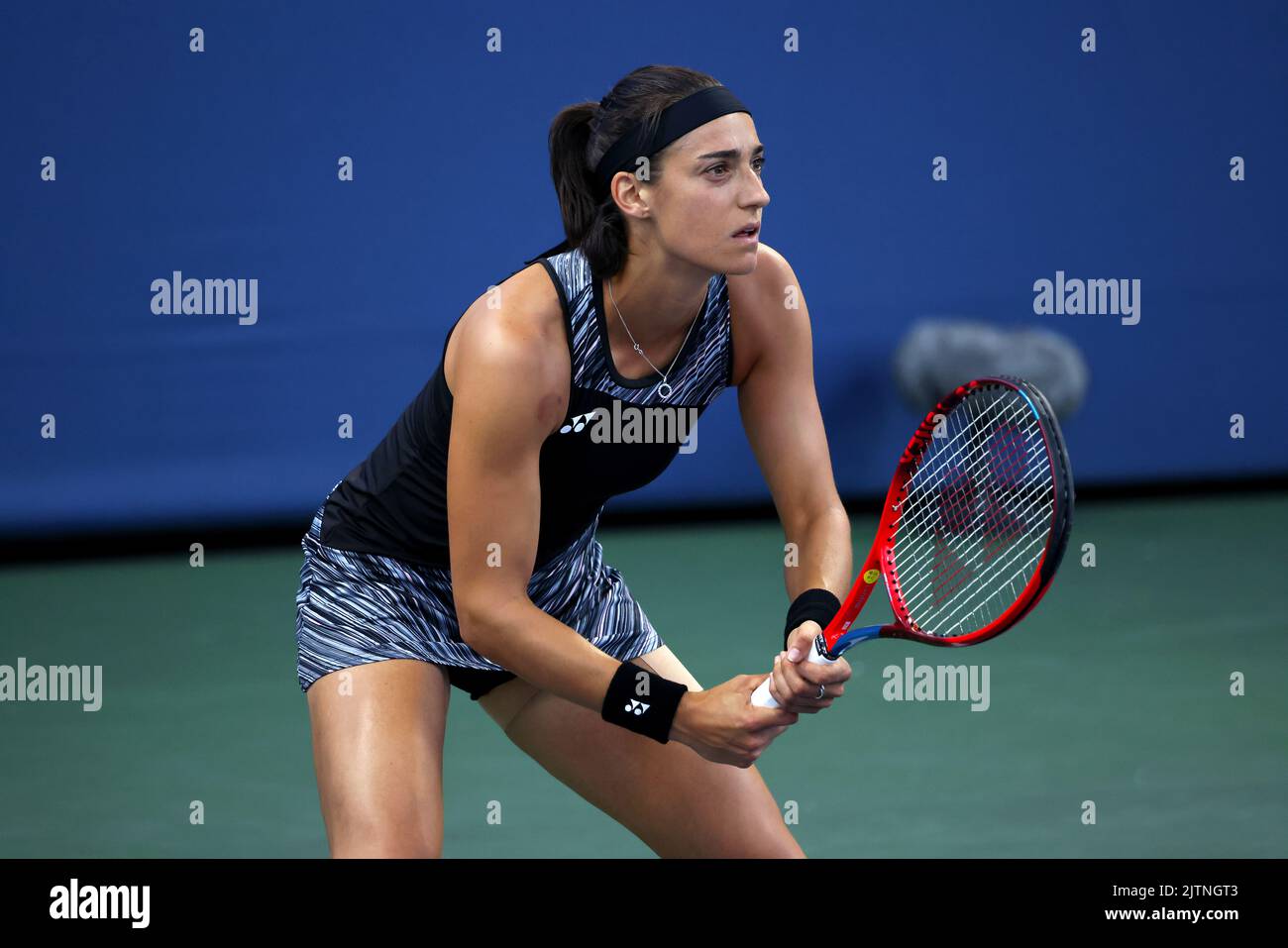 US-ÖFFNUNGSZEITEN - TAG 2, Flushing Meadows, New York, USA. 30. August 2022. Caroline Garcia aus Frankreich während ihres zweiten Spiels gegen Anna Calinskaya aus Russland Credit: Adam Stoltman/Alamy Live News Stockfoto