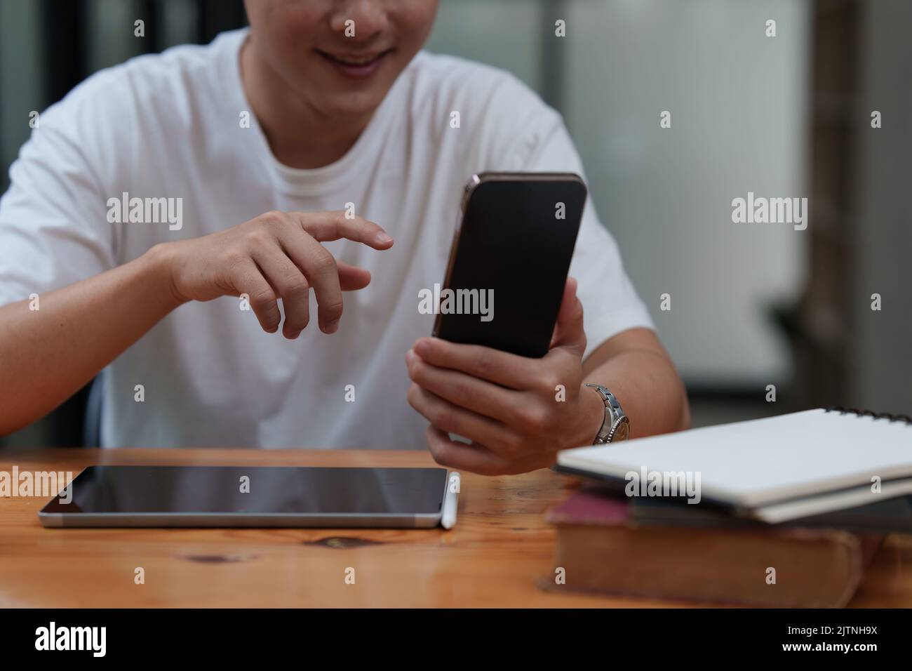 Man vervollständigt KYC mit einer Online-Banking-App, um ein digitales Sparkonto zu eröffnen. Die Definition von Cyber-Sicherheit Stockfoto
