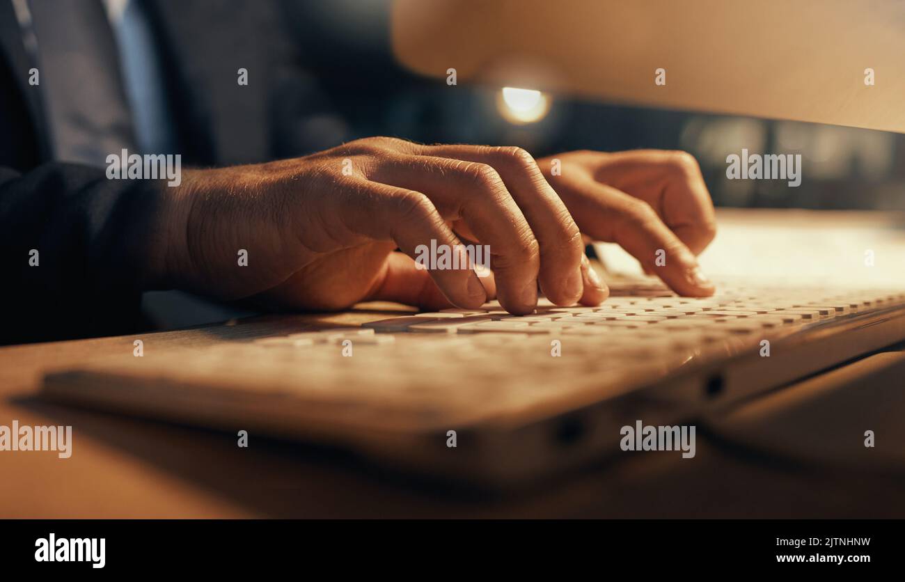 Hacker, Web-Entwickler oder Software-Designer tippen auf Computertastatur für Forschung, Codierung oder Programmierung. Nahaufnahme Hände von einem Mann im Internet surfen Stockfoto