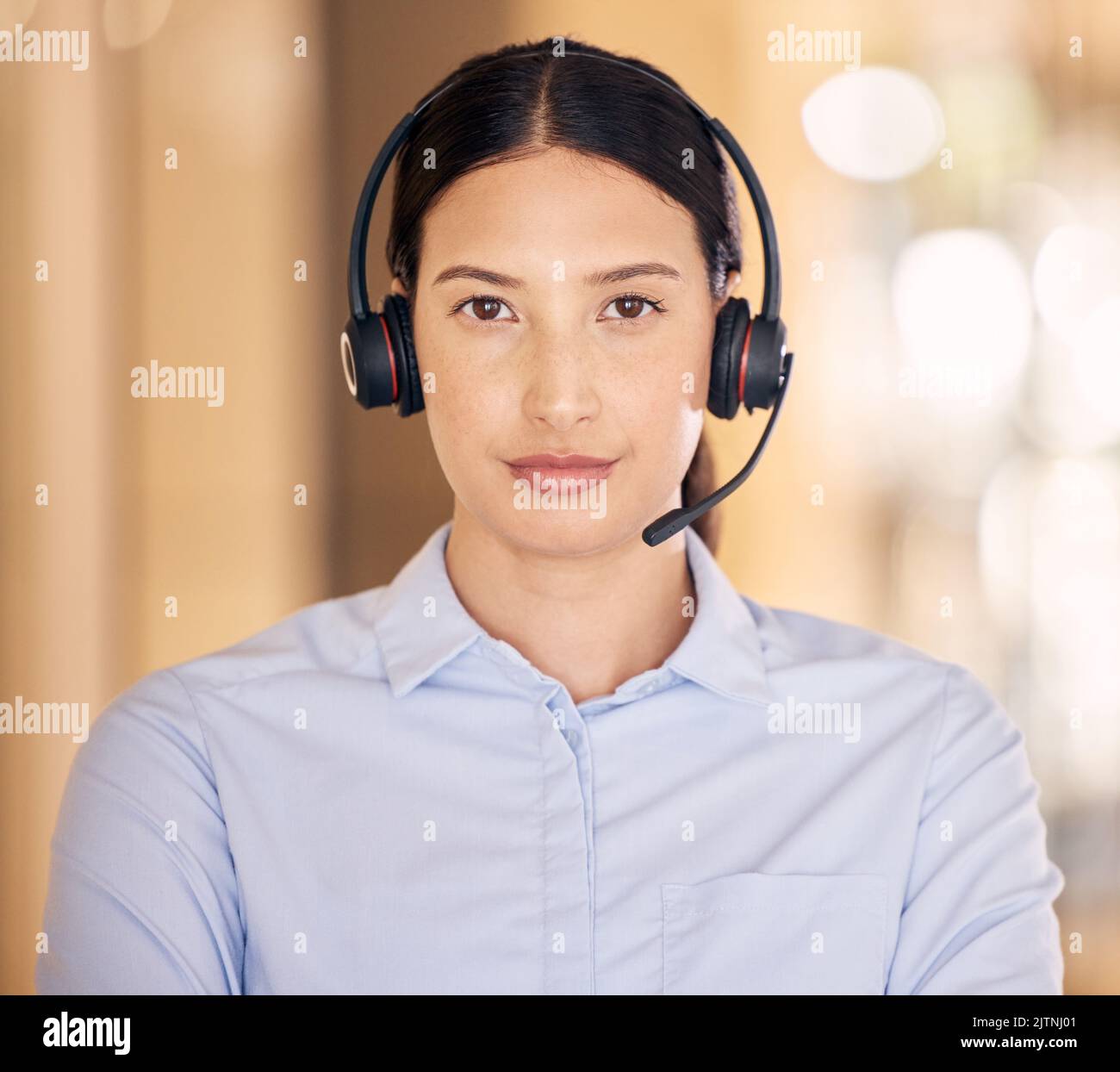 Telemarketing, kontaktieren Sie uns und Kundendienstmitarbeiter bereit, einen guten Online-Service zu bieten. Porträt eines ernsthaften Verkaufsberaters, der bei arbeitet Stockfoto