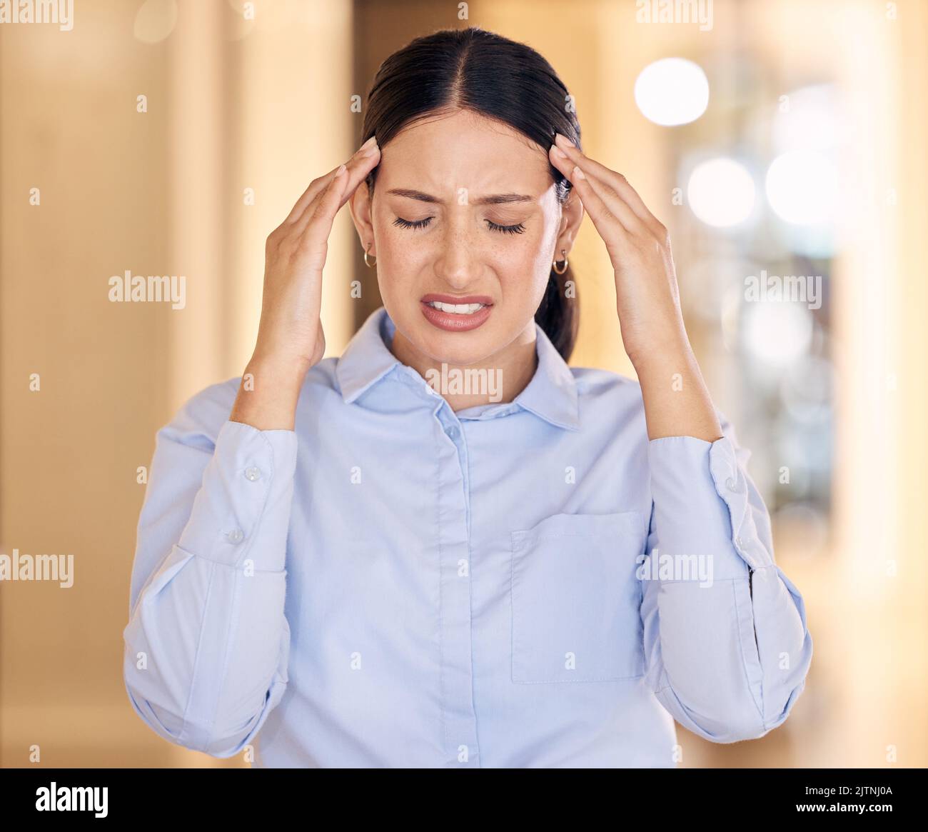 Stress, Sorge und Angst Frau mit Kopfschmerzen Schmerzen, psychische Probleme und Burnout von Druck, Fristen und Krise. Müde, krank und frustriert Stockfoto