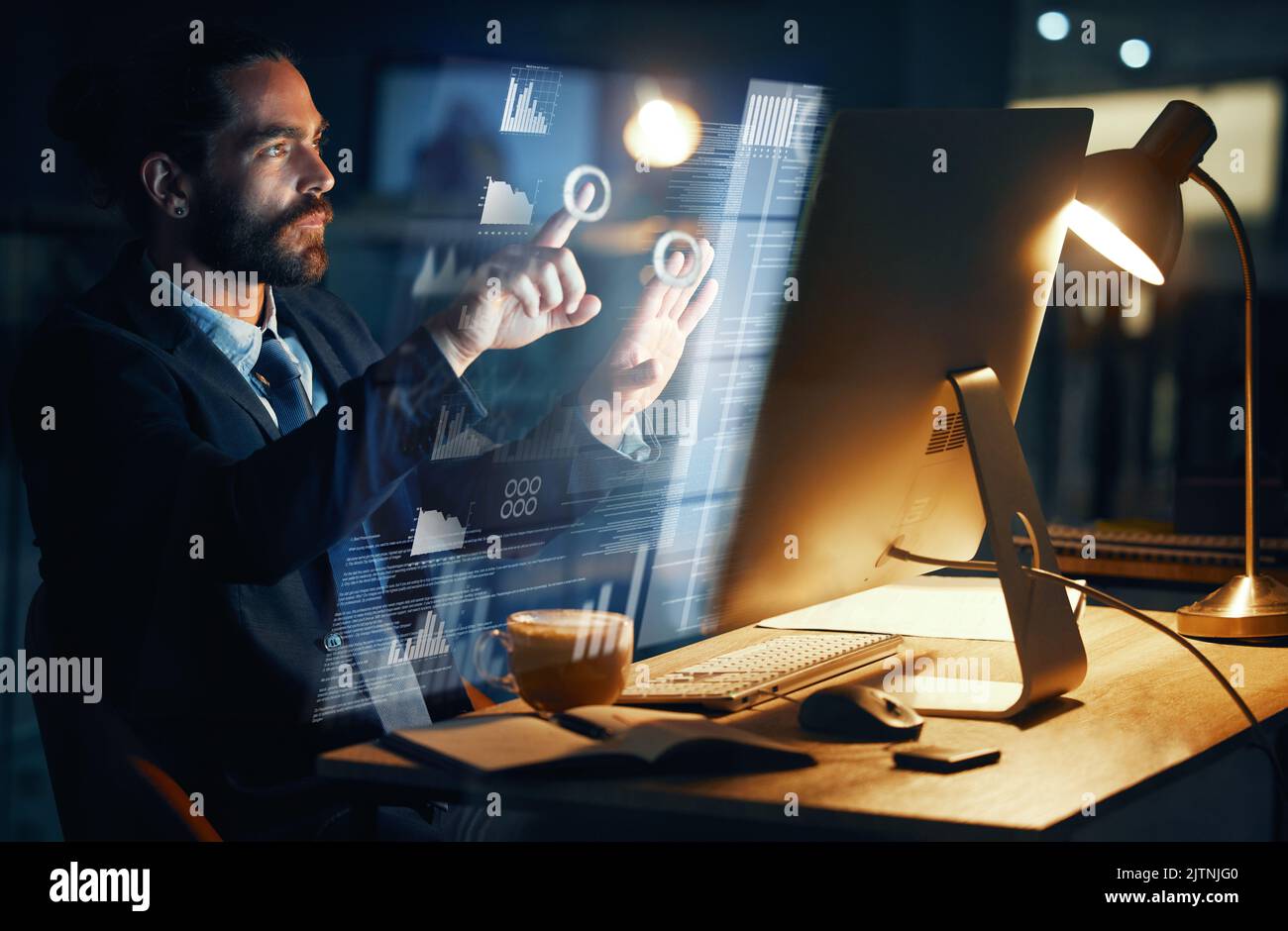 Business man, Virtual Screen und technologische Innovation in der modernen Unternehmensumwelt Logistik. Touchscreen-Computer und die Zukunft der Arbeit mit Stockfoto