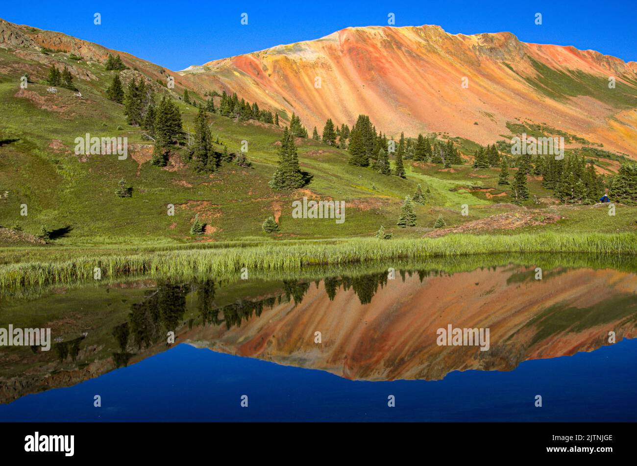 Red Mountain und Umgebung in Colorado ist für die Rötung seiner Berge bekannt Stockfoto