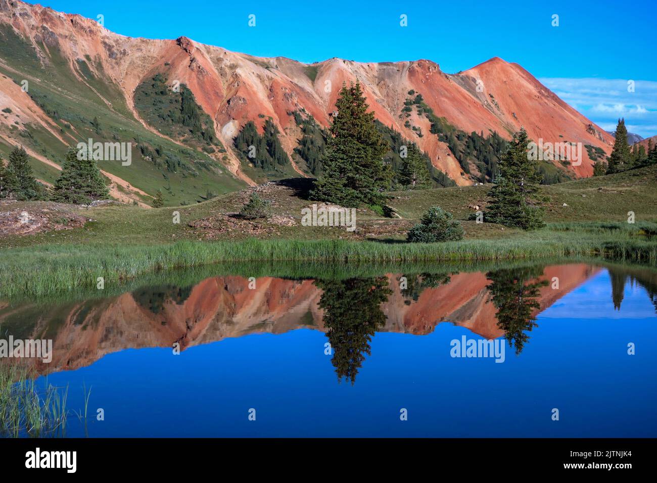 Red Mountain und Umgebung in Colorado ist für die Rötung seiner Berge bekannt Stockfoto