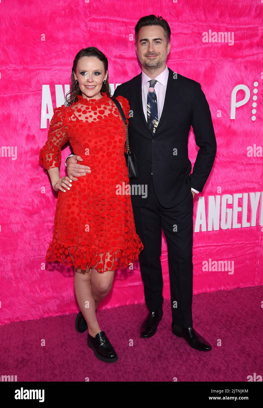 Sarah Ramos und Matt Spicer kommen am 10. Mai 2022 im Pacific Design Center in West Hollywood, CA, zum Original ‘Angelyne’ Hollywood Premiere. © OConnor/AFF-USA.com Stockfoto