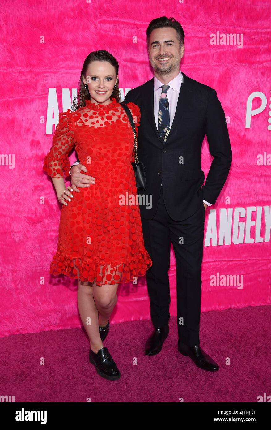 Sarah Ramos und Matt Spicer kommen am 10. Mai 2022 im Pacific Design Center in West Hollywood, CA, zum Original ‘Angelyne’ Hollywood Premiere. © OConnor/AFF-USA.com Stockfoto