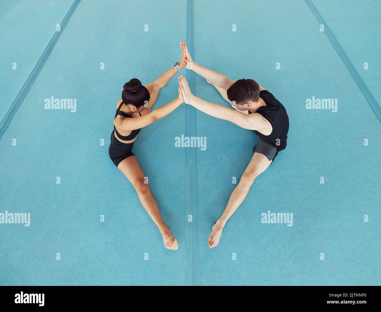 Tanz oder Gymnastik Fitness Stretching Paar, Bewegung und Training für Tanz oder Gymnastik. Sport-, Gesundheits- und Flexibilitätstraining für einen kreativen Stockfoto