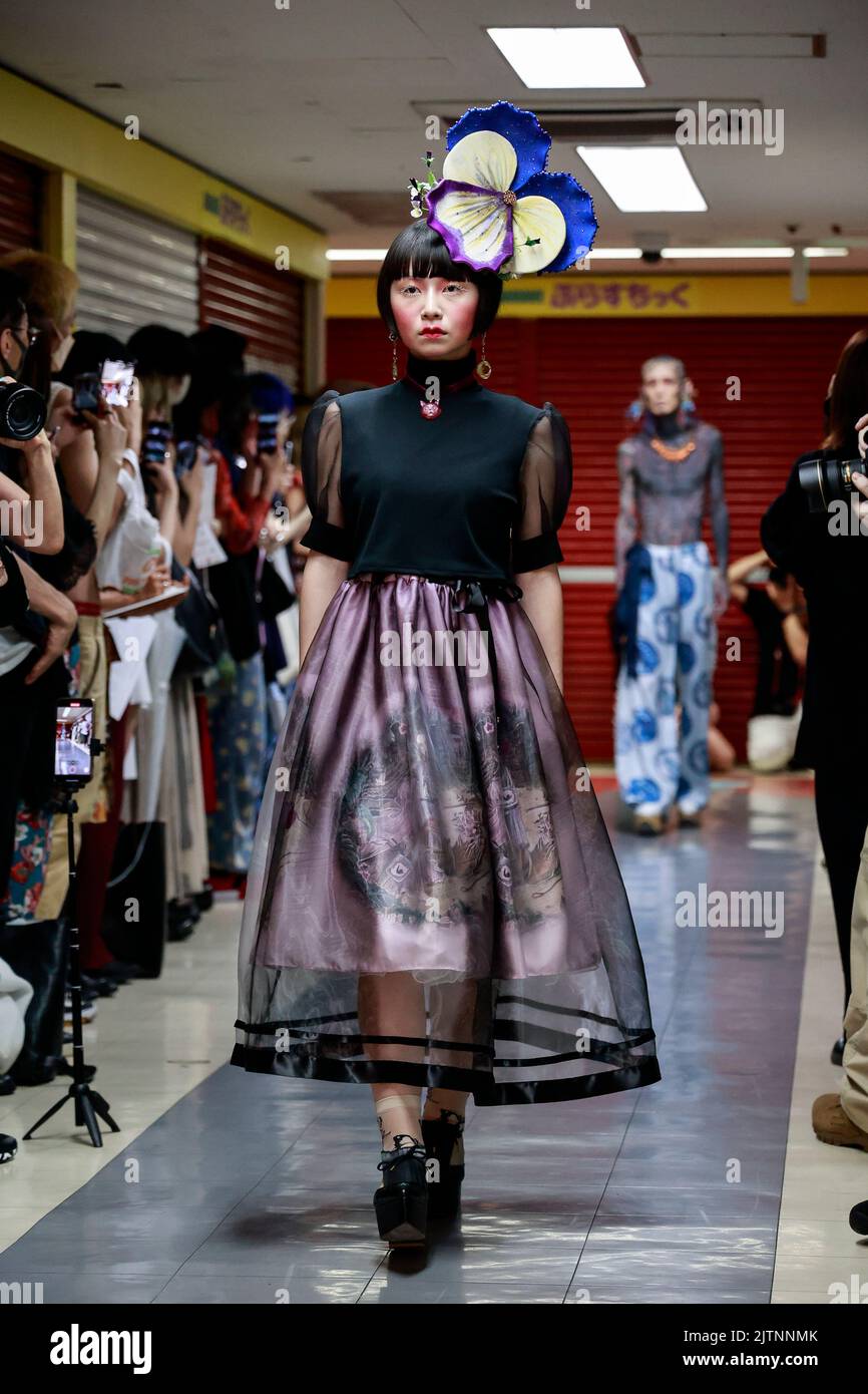 Tokio, Japan. 1. September 2022. Models mit der Modemarke Pays des Fees gehen während der Rakuten Fashion Week TOKYO 2023 Spring/Summer Collection auf der Piste zwischen den Geschäften am Nakano Broadway entlang. Die Fashion Week läuft vom 29. August bis zum 3. September. (Bild: © Rodrigo Reyes Marin/ZUMA Press Wire) Stockfoto