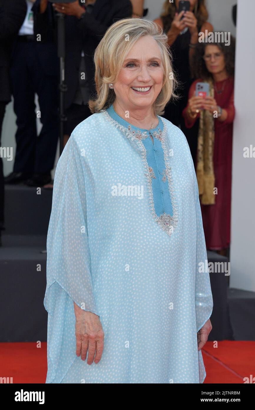 Venedig, Italien. 01. September 2022. Hillary Clinton nimmt am 31. August 2022 in Venedig, Italien, an der Eröffnungszeremonie des „White Noise“ und des roten Teppichs beim Internationalen Filmfestival von Venedig 79. Teil. Foto: Paolo Cotello/imageSPACE/Sipa USA Kredit: SIPA USA/Alamy Live News Stockfoto