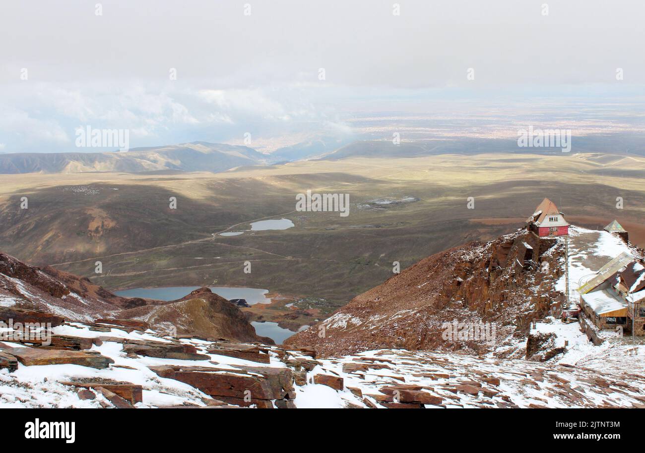 Der Gipfel des Mount Chacaltaya, in der Nähe von La Paz, im Hintergrund Ruinen eines alten Resorts, wo früher die höchste Skipiste der Welt war, jetzt aufgrund behindert Stockfoto