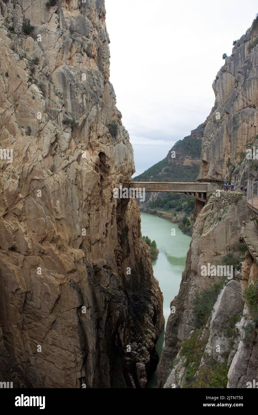 El Caminito del Rey ist ein Durchgang, der in die Wände der Canyons Chorro und Gaitanejo nördlich von Malaga, Spanien, eingemeißelt ist. Stockfoto