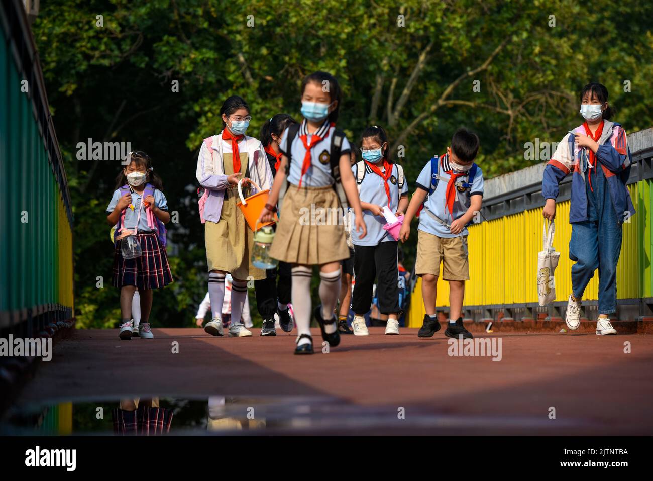 HUAI'AN, CHINA - 1. SEPTEMBER 2022 - Grundschüler betreten die Schule in Huai 'an, Provinz Jiangsu, China, 1. September 2022. Primär und Stockfoto