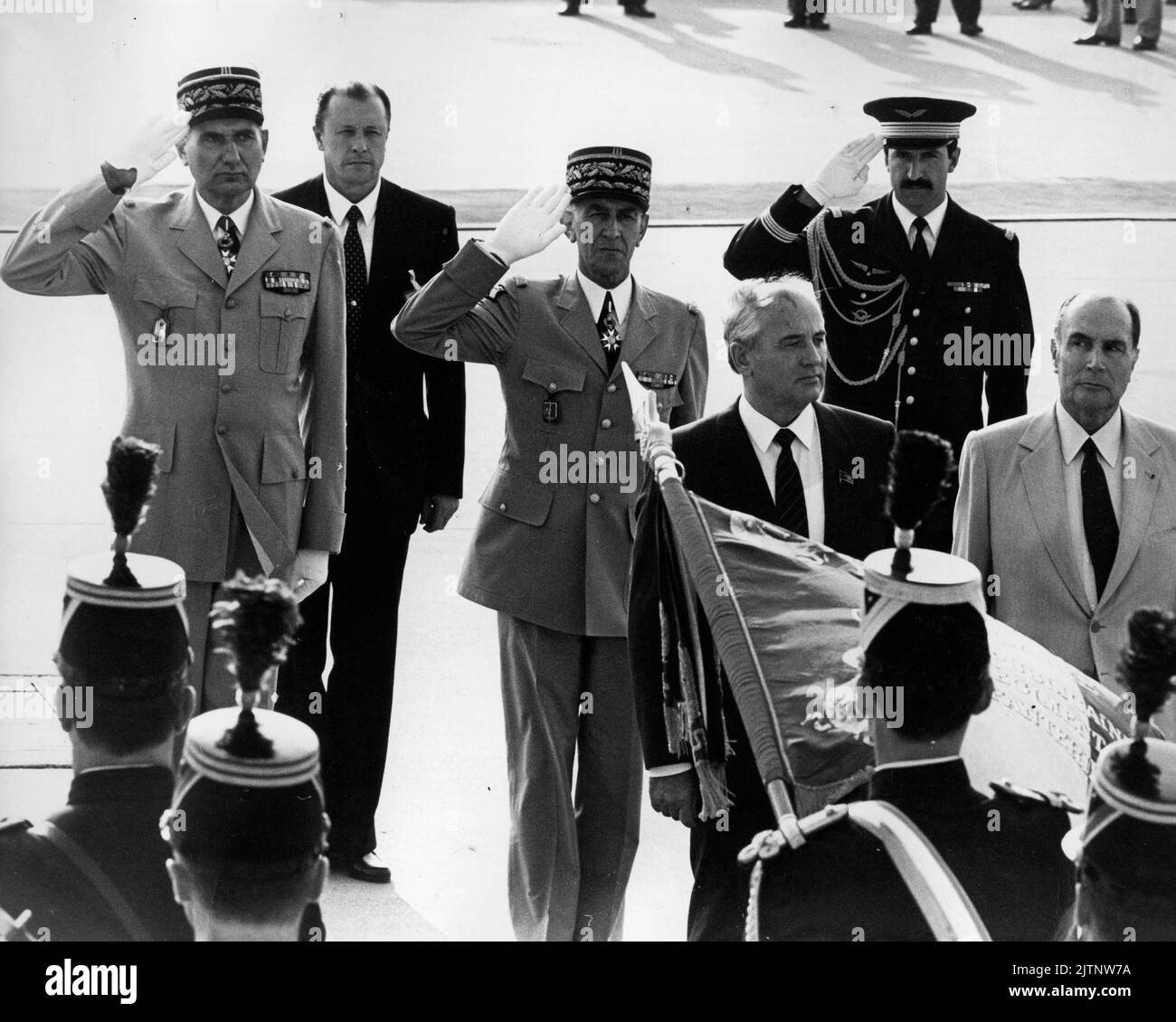 2. Oktober 1985, Paris, Frankreich: MICHAIL GORBATSCHOW bei einem offiziellen Besuch zum Treffen mit dem französischen Präsidenten Mitterrand. (Bild: © Keystone Press Agency/ZUMA Press Wire) Stockfoto