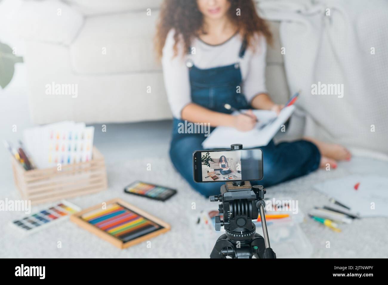 Künstler vlog Dame Zeichnung Aufnahme Tutorial Video Stockfoto