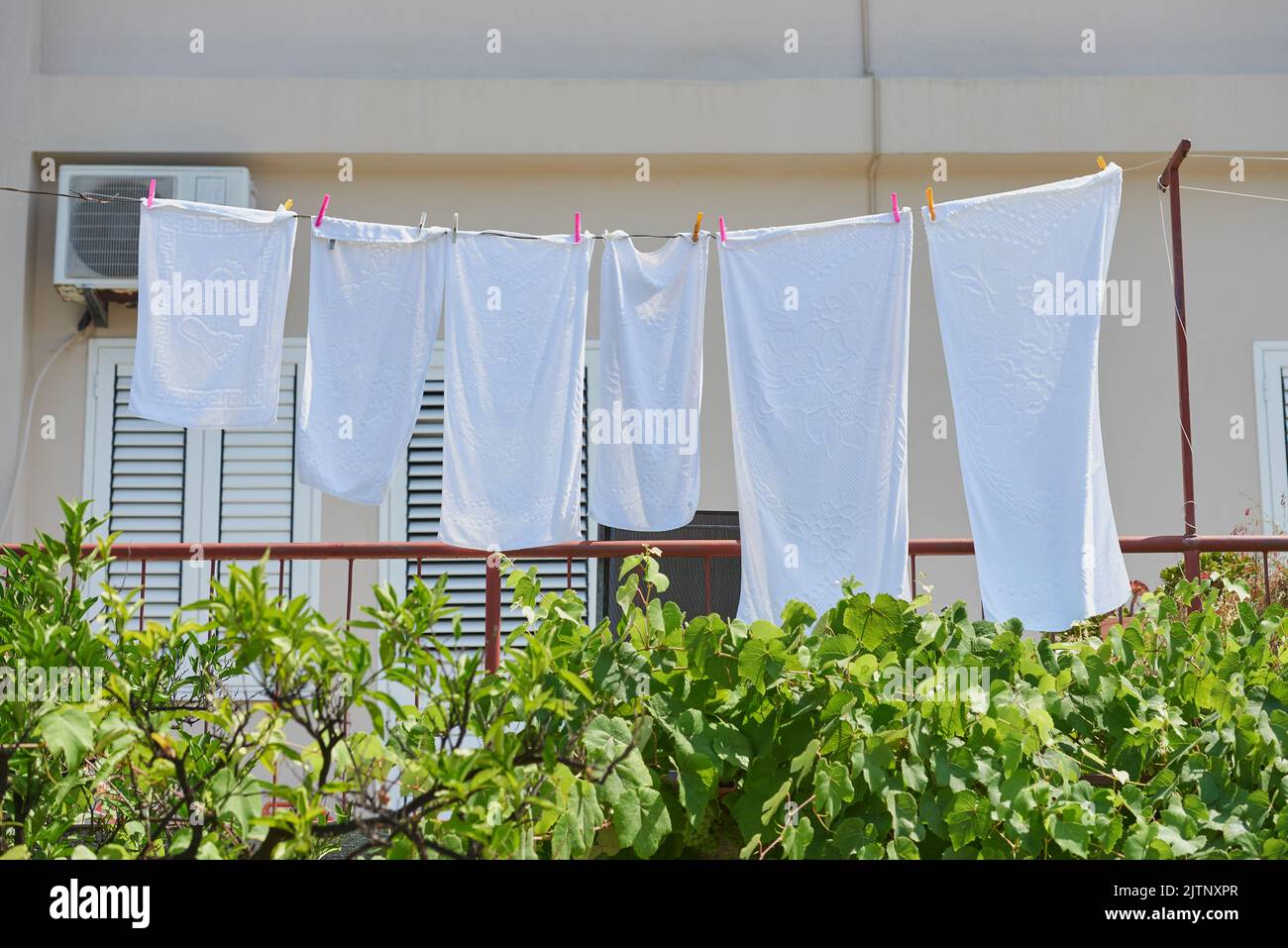 Weiße Handtücher trocknen an einem sonnigen Tag Stockfoto