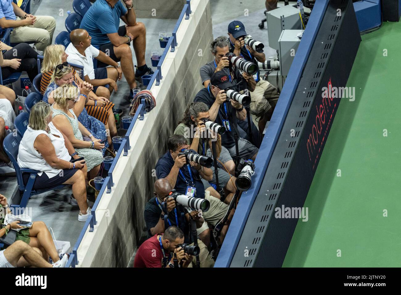 New York, NY - 31. August 2022: Fotografen richten ihre Kameras beim Round Match der US Open Championships 2. mit Anet Kontaveit aus Estland im Billie Jean King National Tennis Center auf Serena Williams Stockfoto