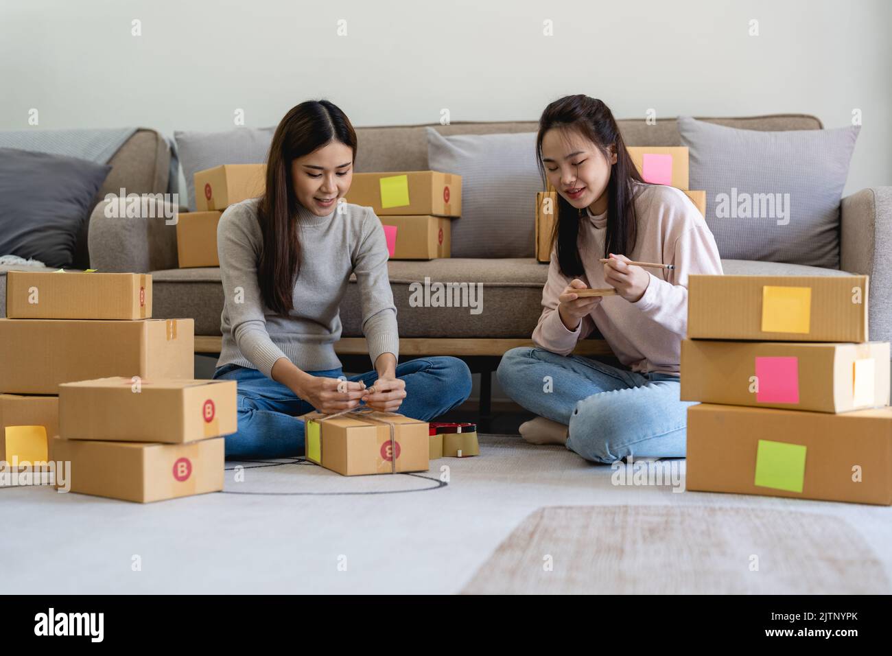 Starten Sie Kleinunternehmen. Freiberufliche Verkäuferinnen überprüfen Produktbestellung, um sich auf die Lieferung an Kunden vorzubereiten. Online-Verkauf, E-Commerce, Versand Stockfoto