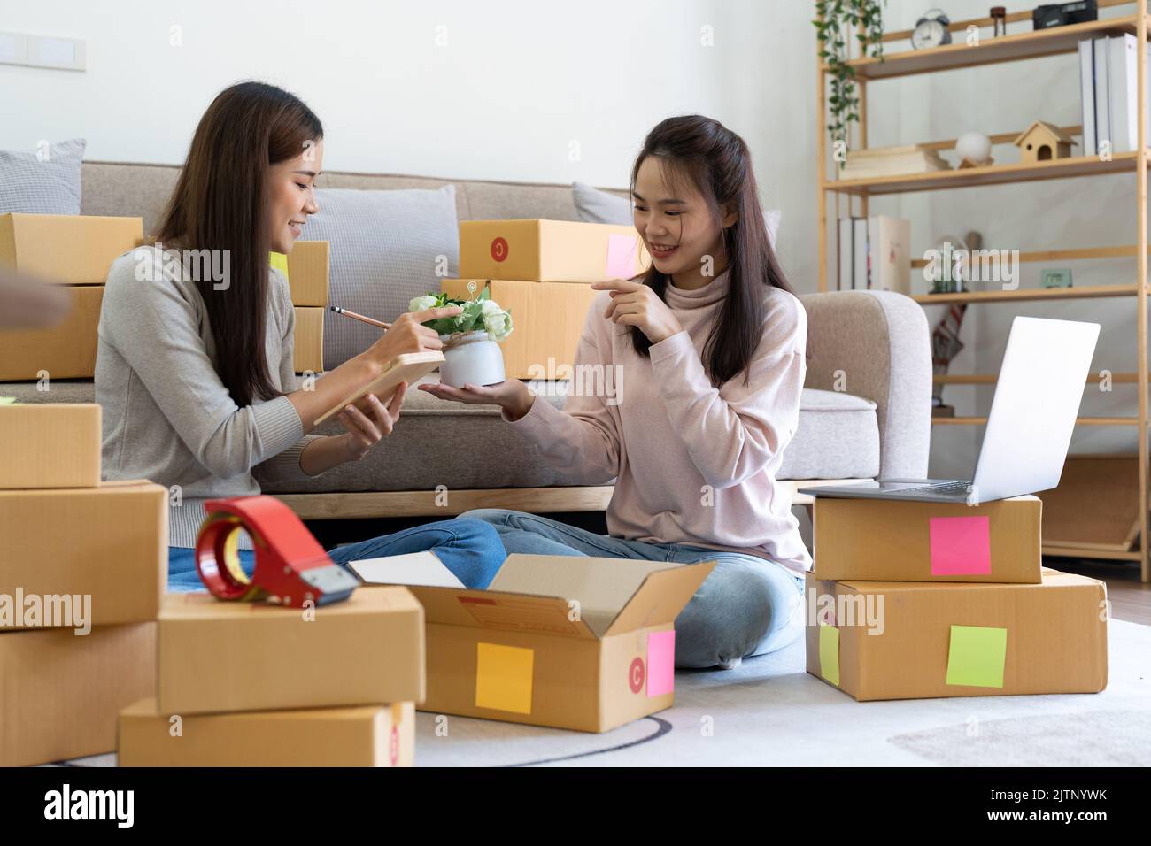 Starten Sie Kleinunternehmen. Freiberufliche Verkäuferinnen überprüfen Produktbestellung, um sich auf die Lieferung an Kunden vorzubereiten. Online-Verkauf, E-Commerce, Versand Stockfoto