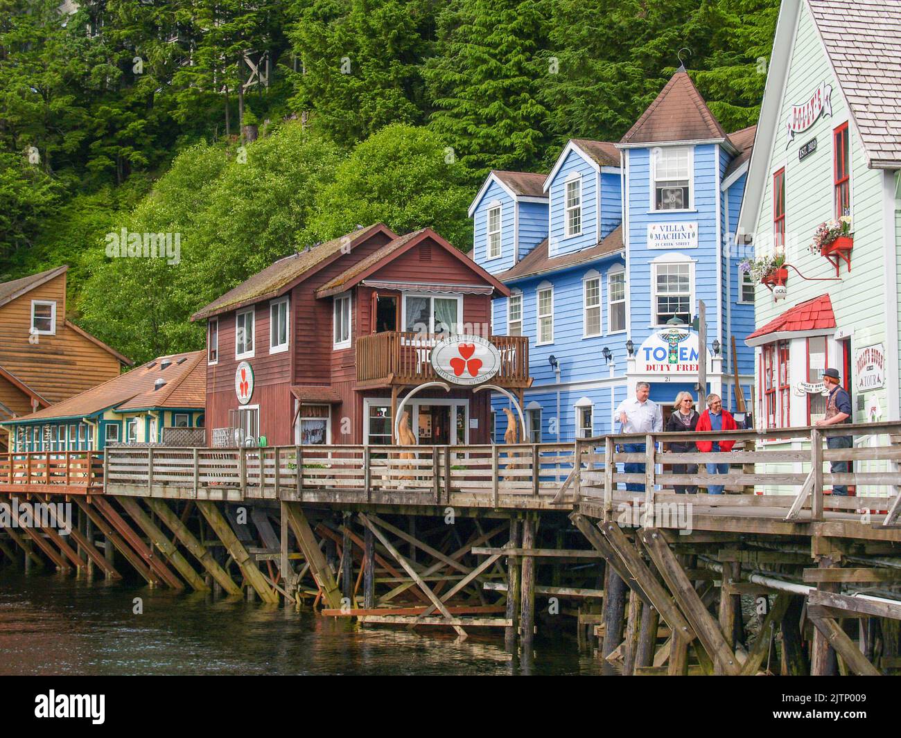 Ketchikan Alaska USA - Juli 24 2008; die Creek Street mit ihrem gestapelten Gehweg und ihren malerischen Gebäuden zieht internationale Touristen an. Stockfoto