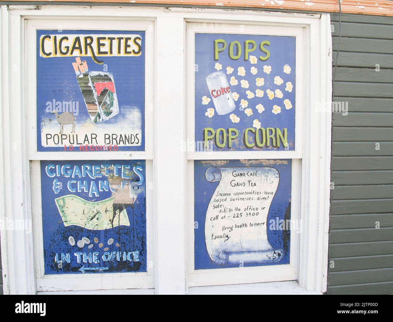 Ketchikan, Alaska USA - 25. JULI 2008 altmodische Fensterschilder, die beliebte Produkte fördern Stockfoto