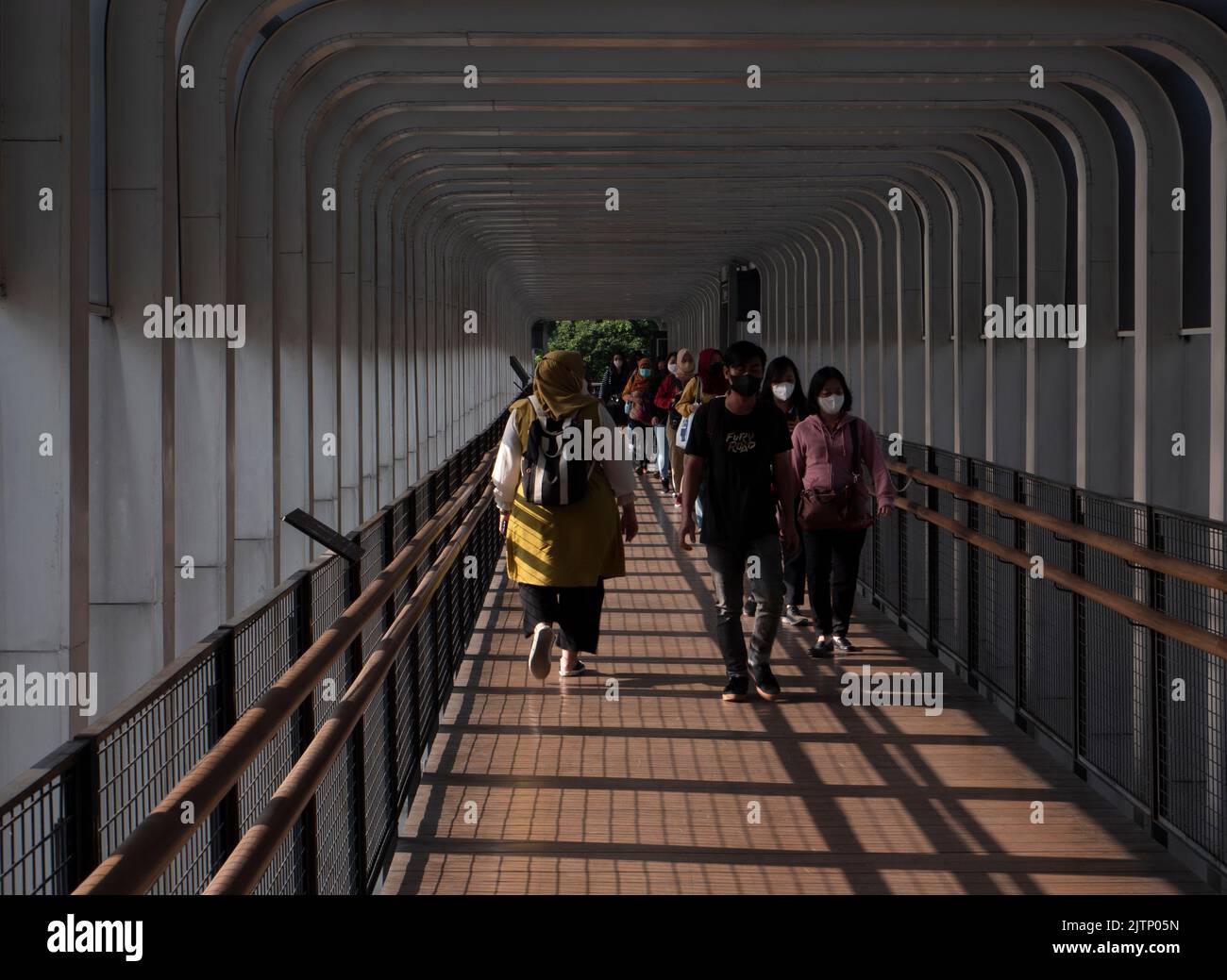 Jakarta, Indonesien-27. Mai 2022: Asiaten gehen auf der Fußgängerbrücke Stockfoto