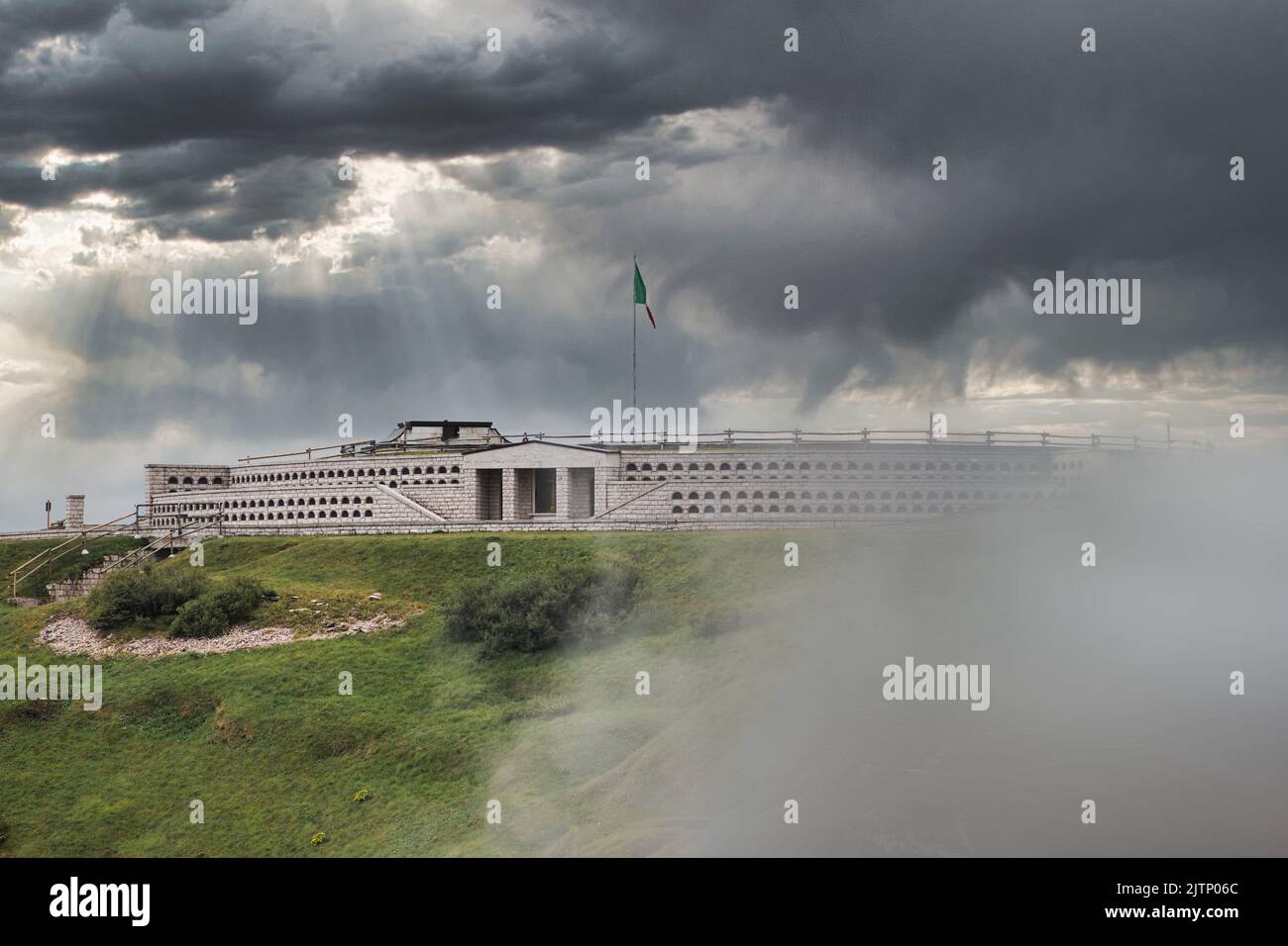 Sacrari oe Beinhaus des Monte Grappa in Itala zu Ehren italienischer und österreichischer Soldaten, die im Ersten Weltkrieg ums Leben kamen Stockfoto