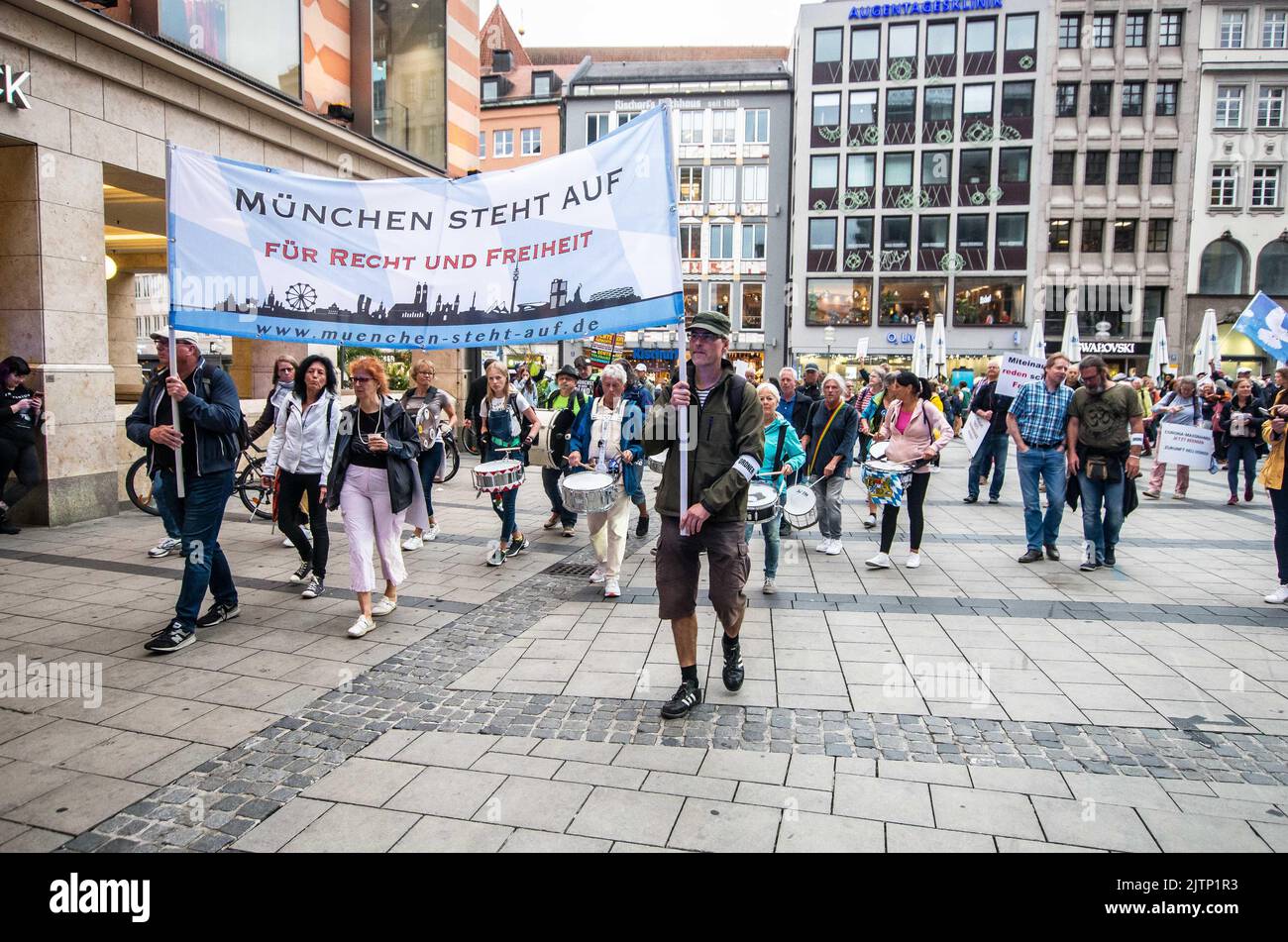 München, Bayern, Deutschland. 31. August 2022. Unter massiv verstärkter Polizeipräsenz nach einem Angriff auf einen Reporter des Bayerischen Rundfunks, unter sechshundert Corona-Rebellen, Anti-Vaxxern, Reichsbuerger (Staatsbürger), Und einige, die vielleicht Teil einer regruppierten Identitaere Bewegung sind, marschierten durch die Straßen Münchens mit Reden, die zunehmend Reichsbuerger-Charakter annahmen, wie zum Beispiel eine unwahre Identifikation mittels Impfungs-QR-Codes, die scheinbar als Teil der Strohmantheorie beschrieben wurde. (Bild: © Sachelle Babbar/ZUMA Press Wire) Stockfoto