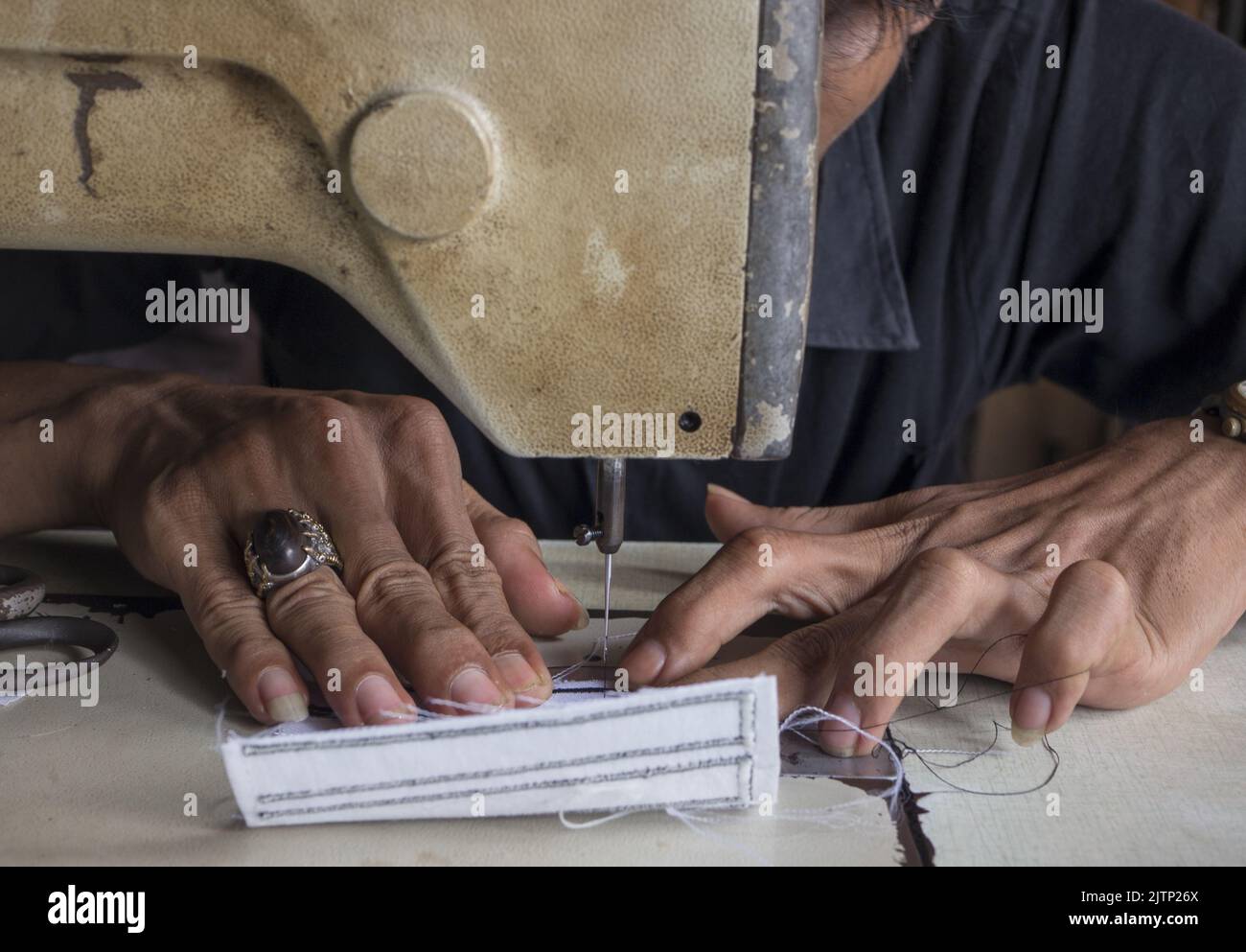 Jakarta, Indonesien - 5. Juli 2022: Stickereihandwerker sticken auf dem Pondok Labu-Markt in Süd-Jakarta Stockfoto