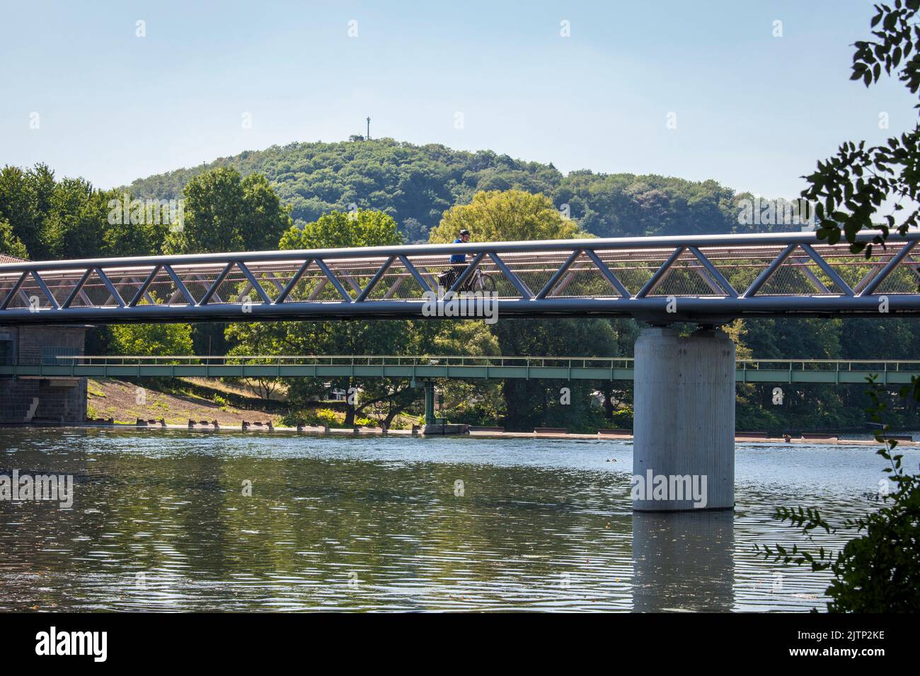 Brücke des Ruhrtal-Radwegs an der Mündung der Volme in die Ruhr in Hagen, Ruhrgebiet, Nordrhein-Westfalen, Deutschland. Radweg Stockfoto