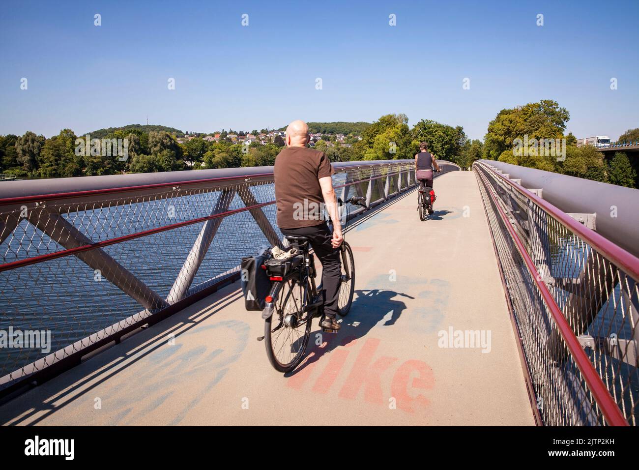 Brücke des Ruhrtal-Radwegs an der Mündung der Volme in die Ruhr in Hagen, Ruhrgebiet, Nordrhein-Westfalen, Deutschland. Radweg Stockfoto