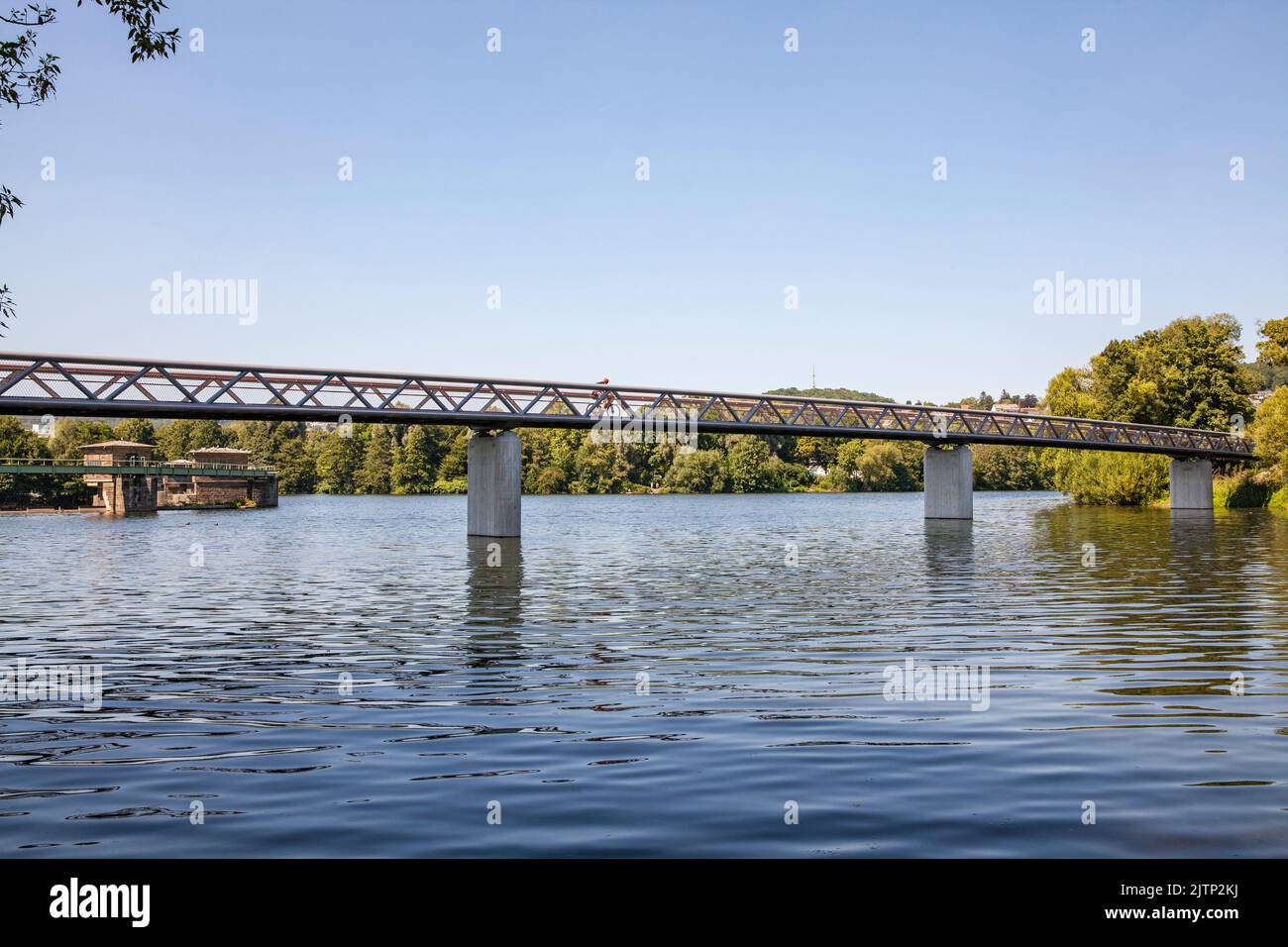 Brücke des Ruhrtal-Radwegs an der Mündung der Volme in die Ruhr in Hagen, Ruhrgebiet, Nordrhein-Westfalen, Deutschland. Radweg Stockfoto