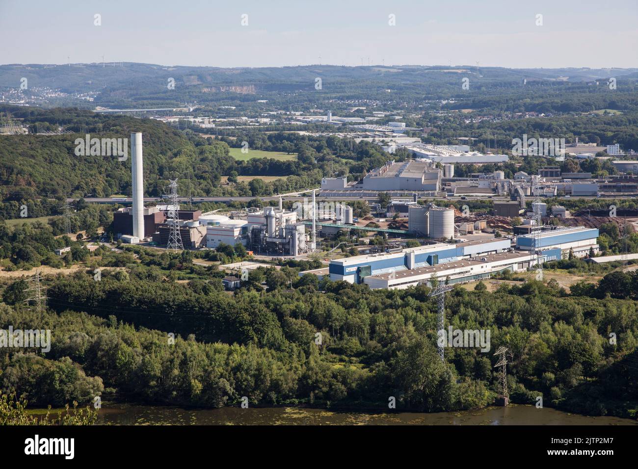 Blick auf das Blockheizkraftwerk Hagen-Kabel und das Druckzentrum Funke NRW, mit der Autobahn A1 dahinter, Hagen, Nordrhein-Westfalen, G Stockfoto