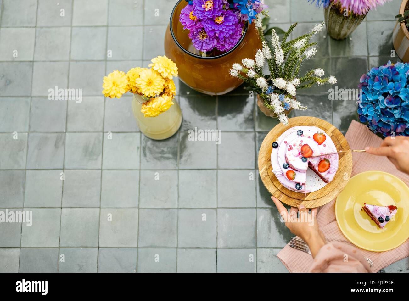 Tisch mit Kuchen und Blume Stockfoto