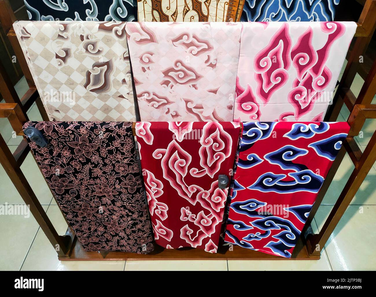 Cirebon, Indonesien-14. August 2022: Verschiedene Trusmi-Batik aus Cirebon in einer Boutique Stockfoto