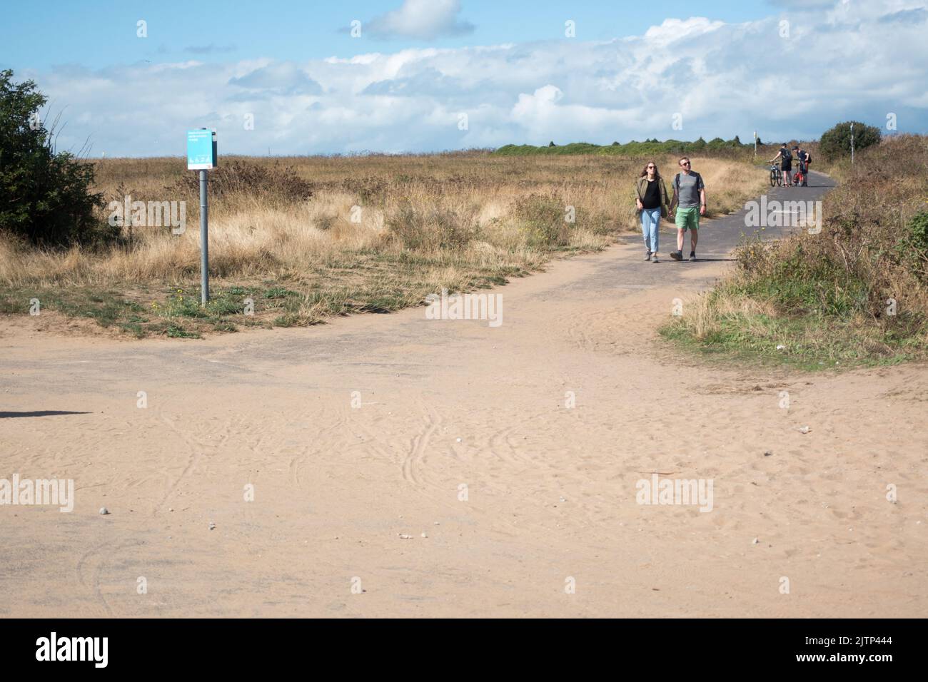 Paar wandern auf dem Viking Coastal Trail kent von der Botany Bay aus gesehen Stockfoto