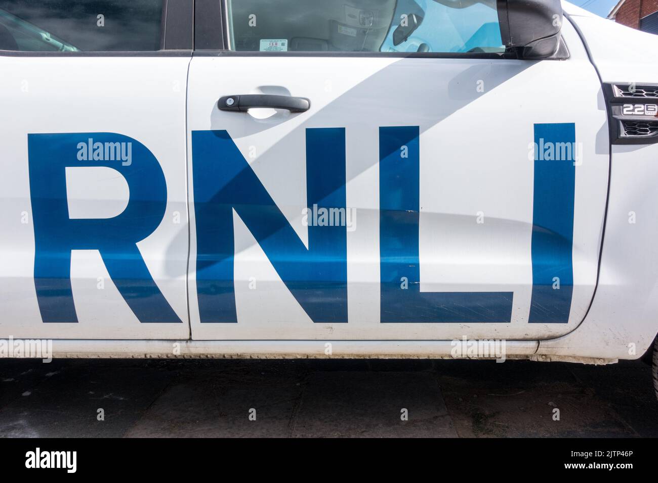 RNLI-Logo (Royal National Lifeboat Institution) auf Rettungswagen Stockfoto