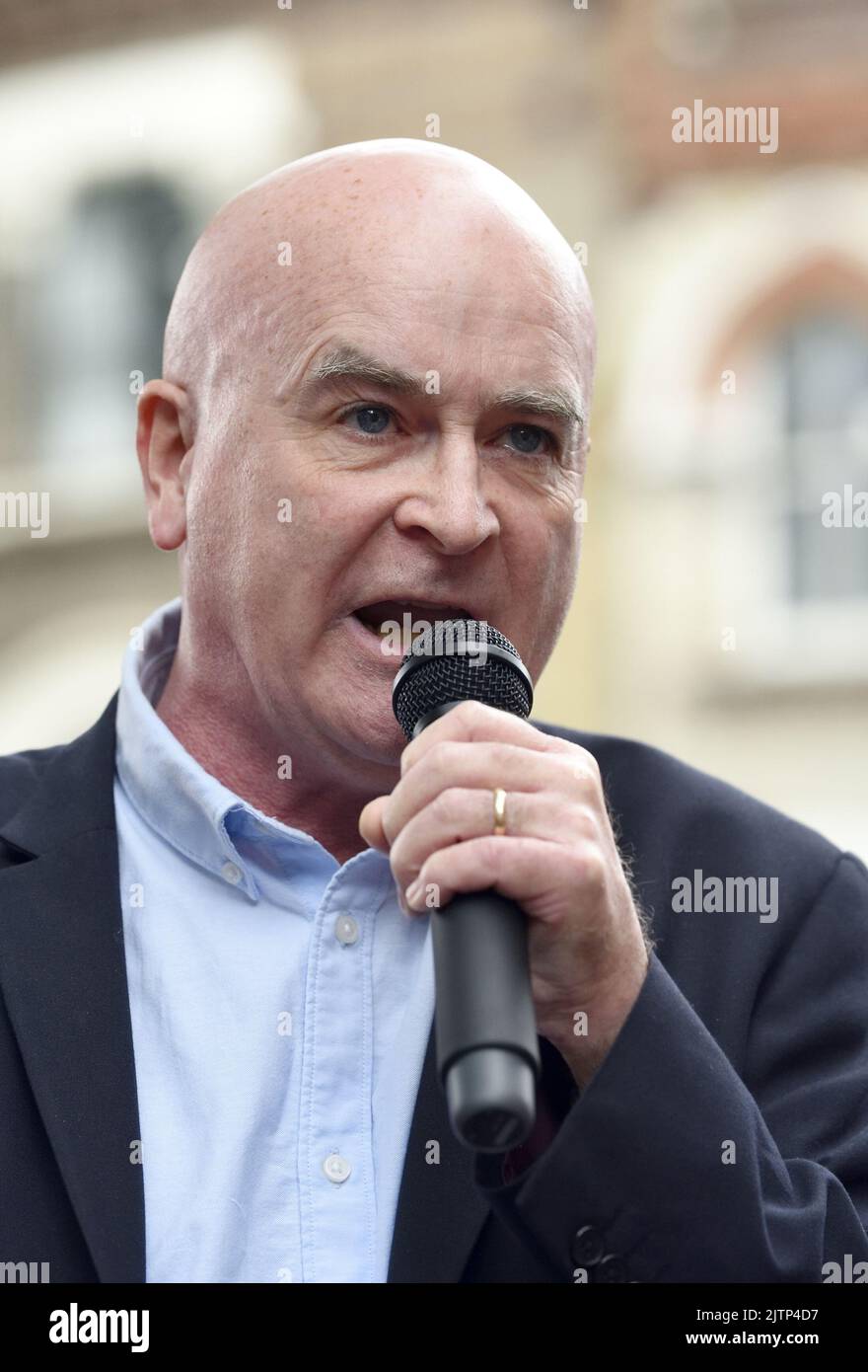 Mick Lynch, Generalsekretär der National Union of Rail, Maritime and Transport Workers (RMT), spricht vor einer Menge streikender Postarbeiter bei A Stockfoto