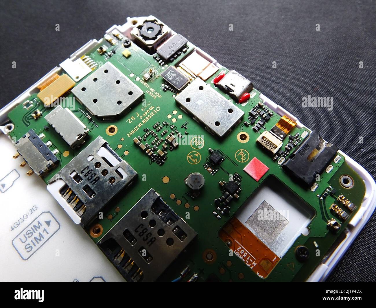 YICHANG, CHINA - 30. AUGUST 2022 - In Yichang, Provinz Hubei, China, wird Eine zerlegte integrierte Schaltung eines Mobiltelefons gesehen, 30. August 2022. Von J Stockfoto