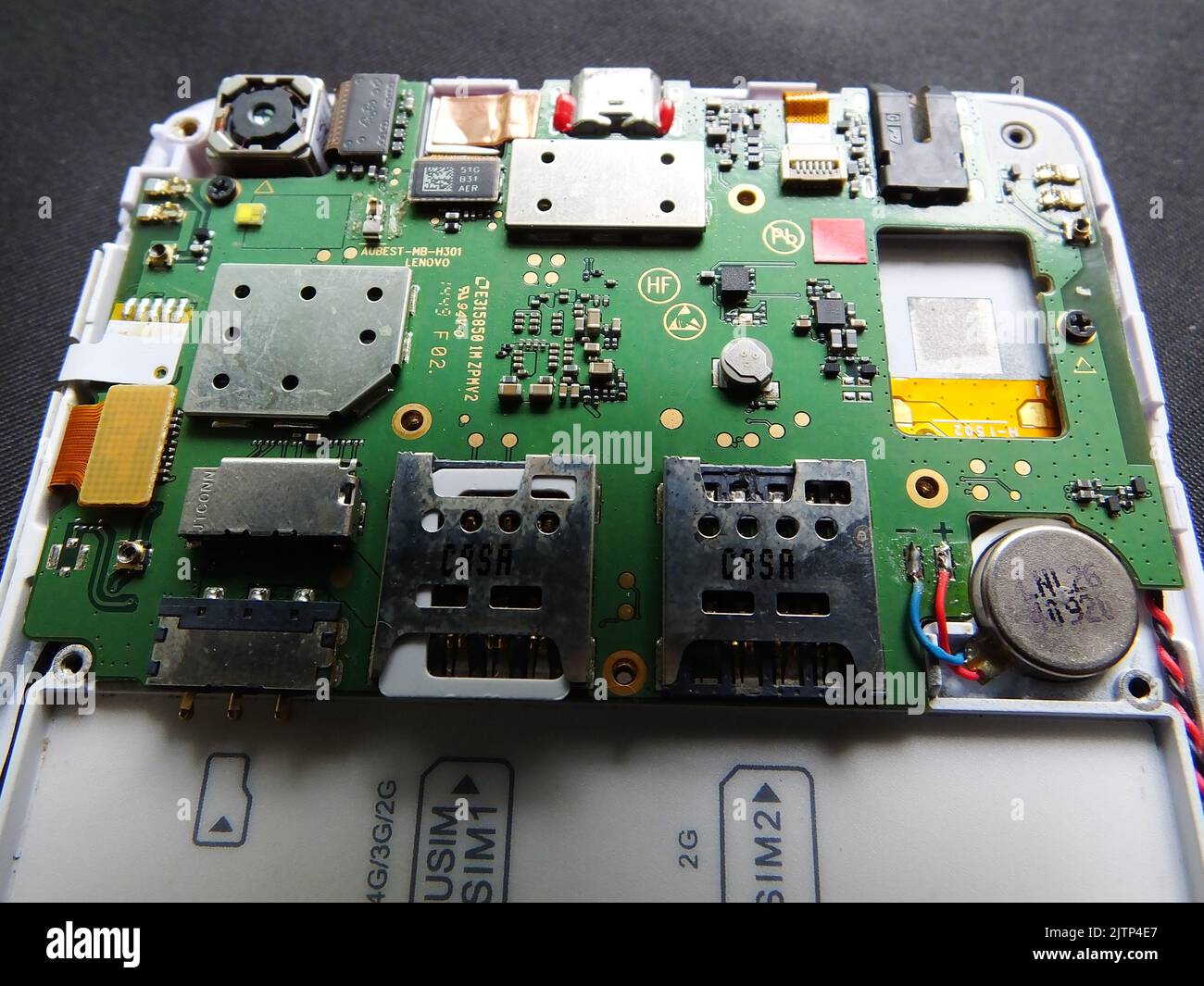 YICHANG, CHINA - 30. AUGUST 2022 - In Yichang, Provinz Hubei, China, wird Eine zerlegte integrierte Schaltung eines Mobiltelefons gesehen, 30. August 2022. Von J Stockfoto