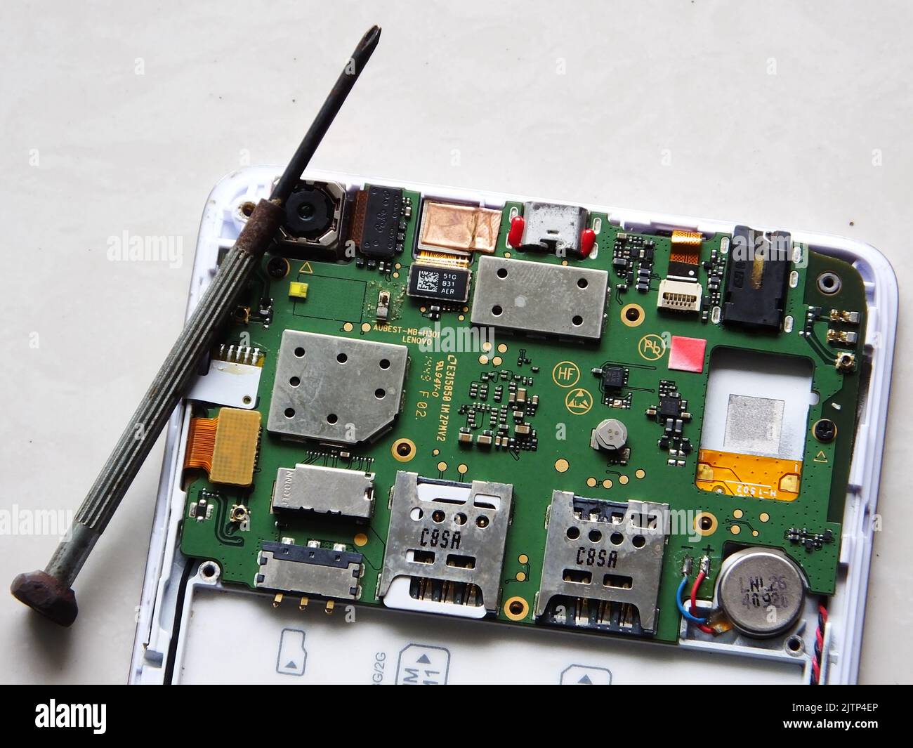 YICHANG, CHINA - 30. AUGUST 2022 - In Yichang, Provinz Hubei, China, wird Eine zerlegte integrierte Schaltung eines Mobiltelefons gesehen, 30. August 2022. Von J Stockfoto
