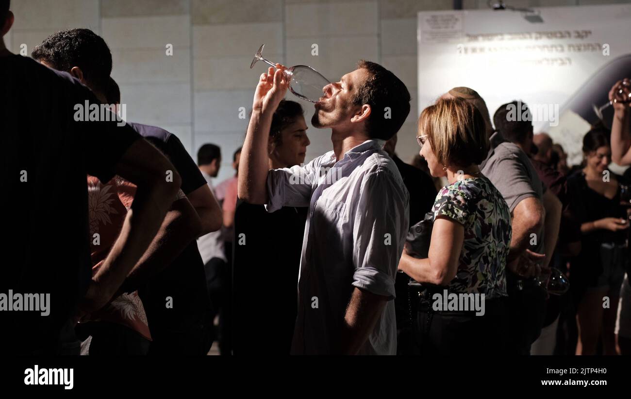 JERUSALEM, ISRAEL - 31. AUGUST: Die Menschen probieren Wein beim Jerusalem Wine Festival, das am 31. August 2022 im Israel Museum in Jerusalem, Israel, stattfindet. Israel hat über 300 Weingüter, die mehr als 40 Millionen Flaschen Wein pro Jahr produzieren. Mehr als 55 Prozent des Weins des Landes werden nach Nordamerika exportiert, etwa 35 Prozent gehen nach Europa. Kredit: Eddie Gerald/Alamy Live Nachrichten Stockfoto