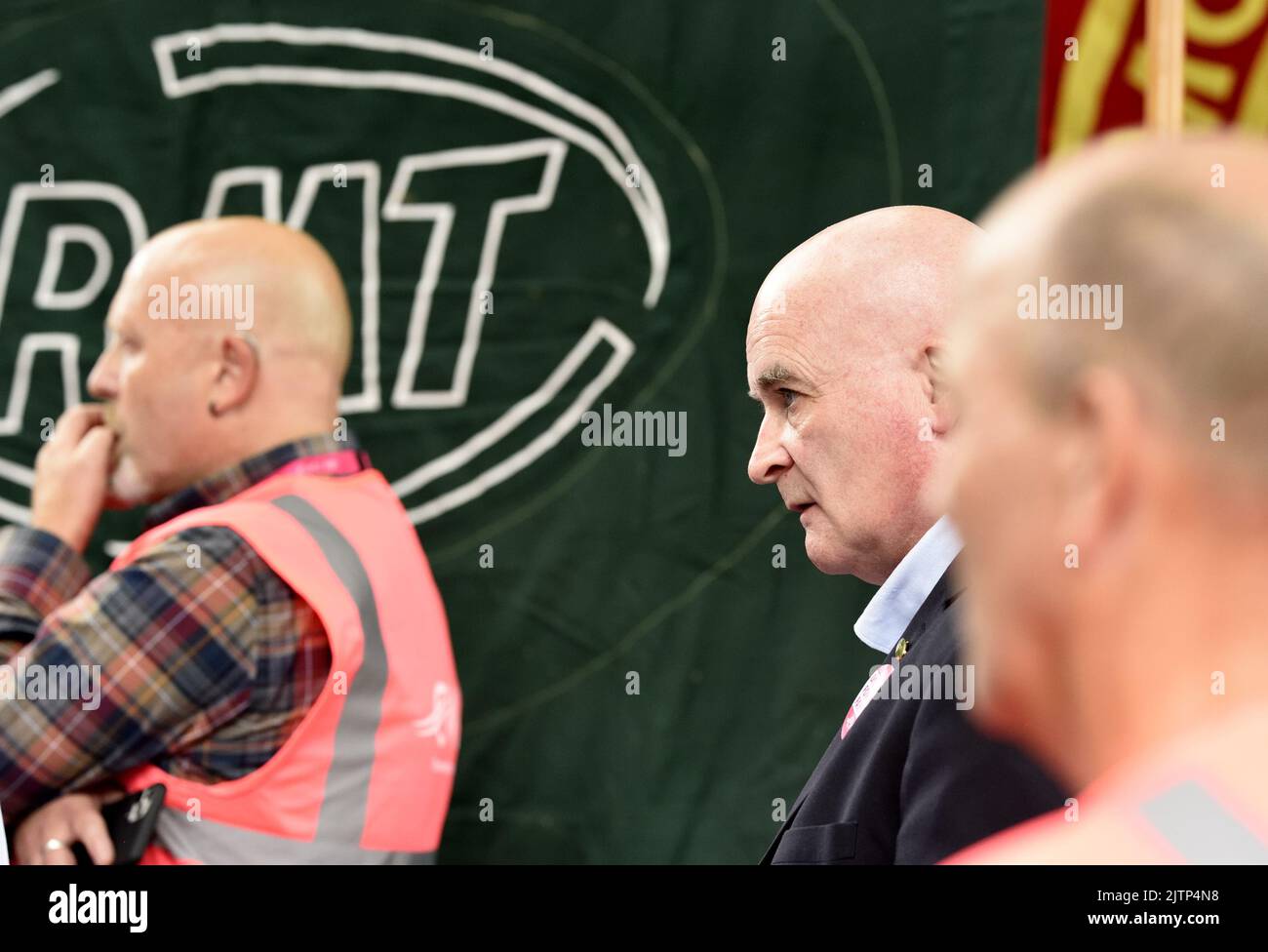 Mick Lynch, Generalsekretär der National Union of Rail, Maritime and Transport Workers (RMT), spricht vor einer Menge streikender Postarbeiter bei A Stockfoto