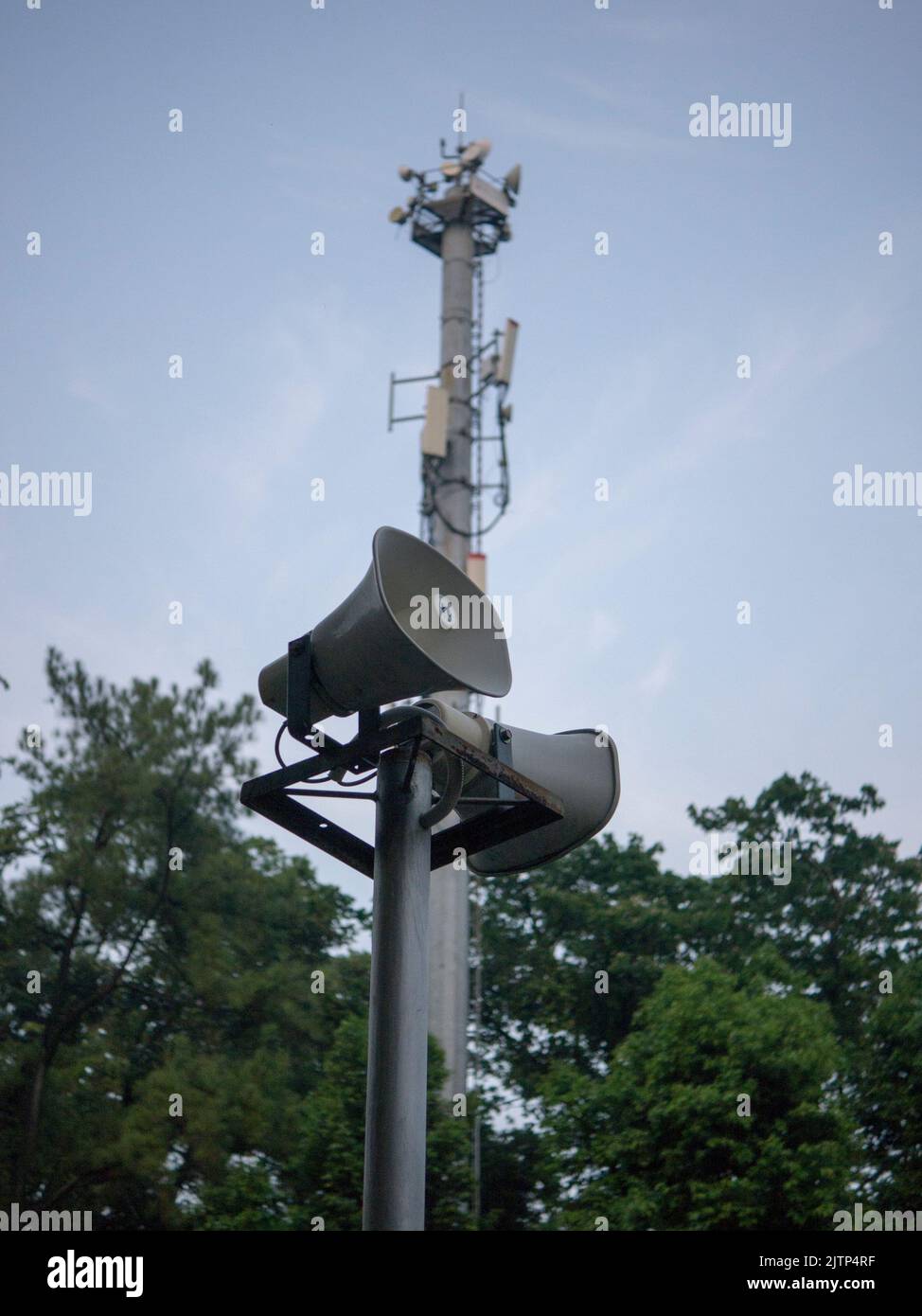 Hornlautsprecher für Öffentlichkeitsarbeit Zeichen Symbol auf Himmel Hintergrund Stockfoto