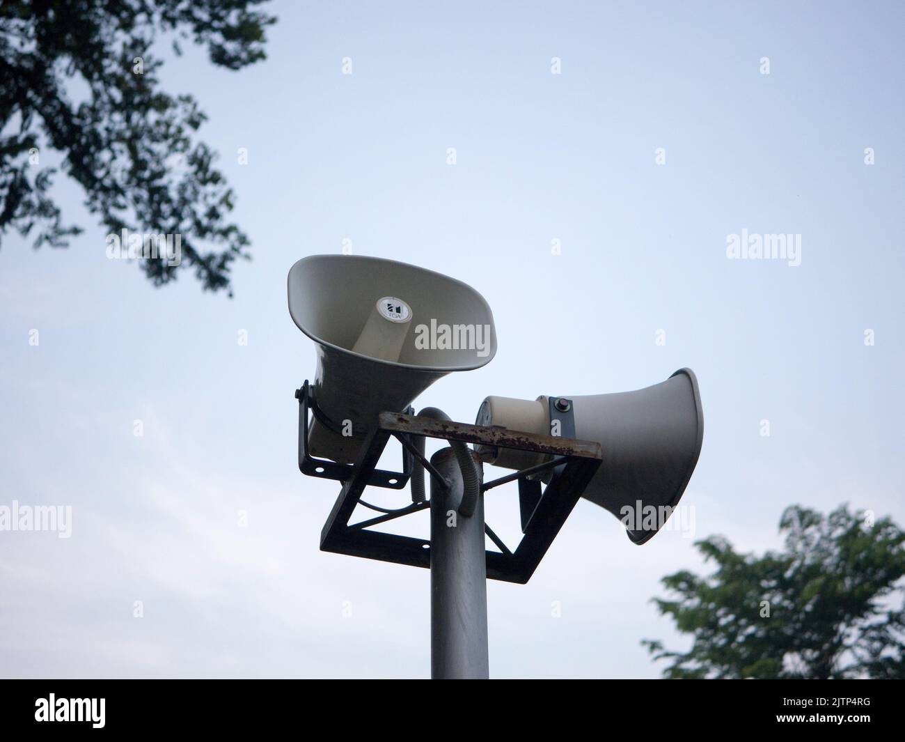 Hornlautsprecher für Öffentlichkeitsarbeit Zeichen Symbol auf Himmel Hintergrund Stockfoto