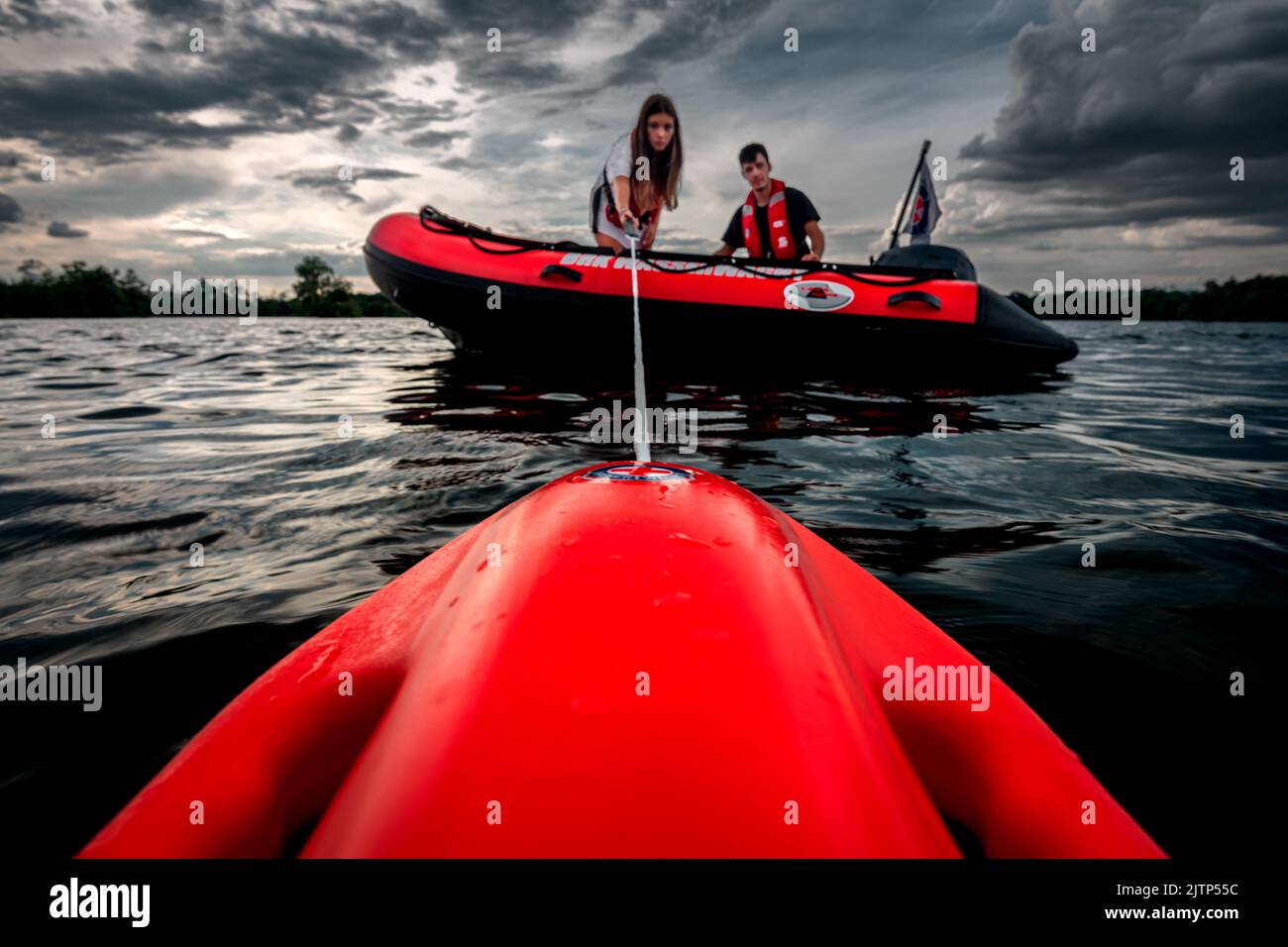 Wasserrettungsteam mit Rettungsboje von einem Motorboot aus. Stockfoto