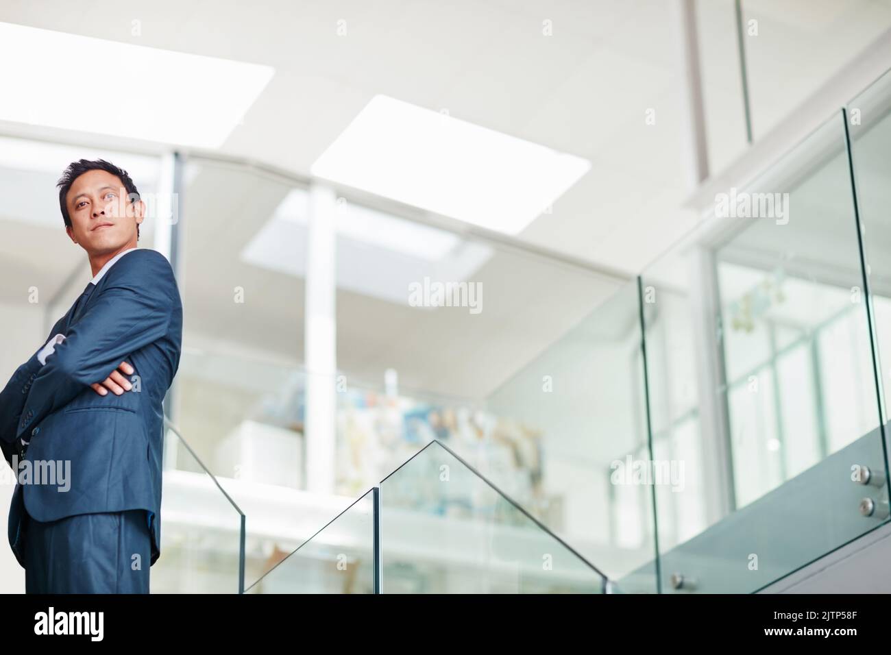Es geht darum, selbstbewusst und entschlossen zu bleiben. Porträt eines jungen Geschäftsmannes, der in einem modernen Büro steht. Stockfoto