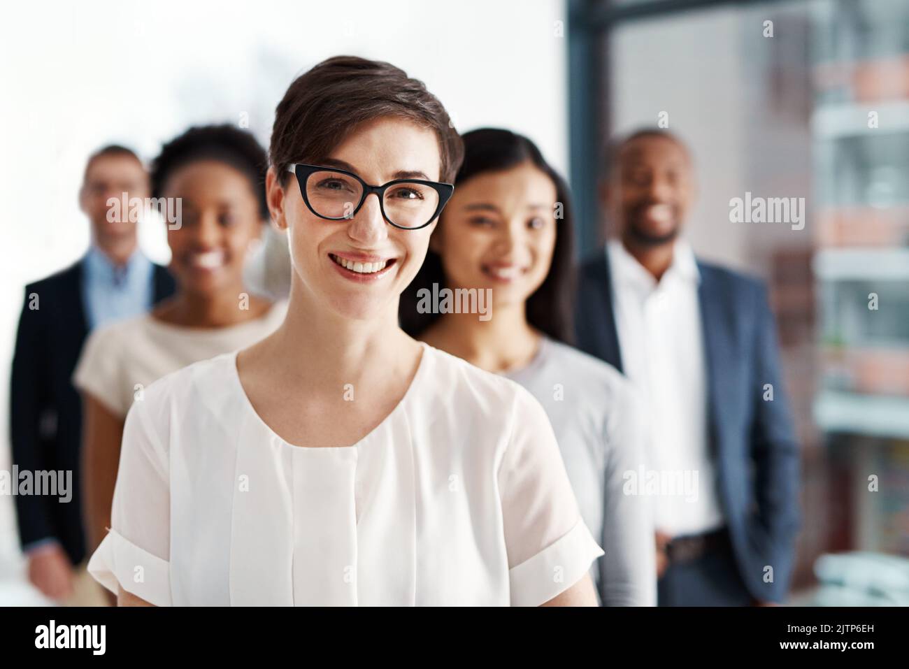 Branchenführer. Porträt eines vielfältigen Teams von Fachleuten, die in einem Büro zusammenstehen. Stockfoto