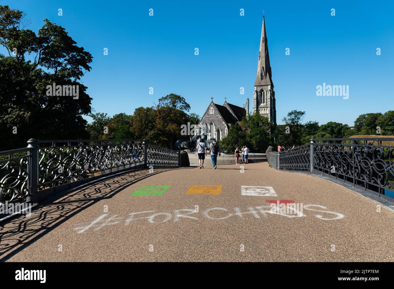 Kopenhagen, Dänemark. 13. August 2022. Eine Hommage an den dänischen Radrennfahrer Chris Anker Sorensen, gemalt auf der Brücke, die zur St. Alban's Church führt Stockfoto