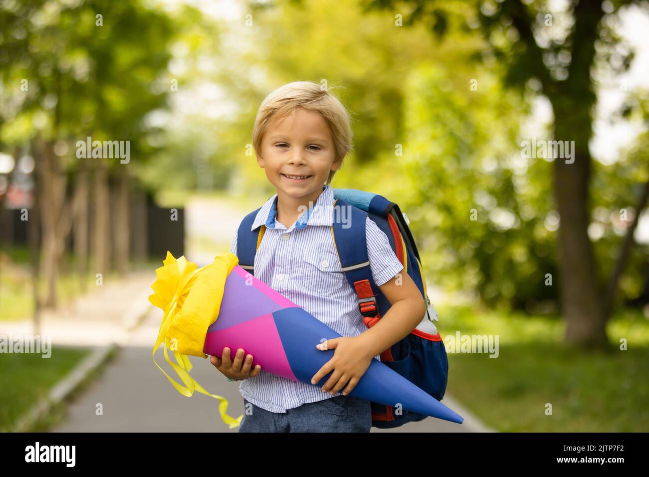 Nettes blondes Kind, Junge mit Bonbon-Kegel am ersten Schultag in der Tschechischen Republik, alte deutsche Tradition, dass was Übertragung auf Cztech als auch Stockfoto